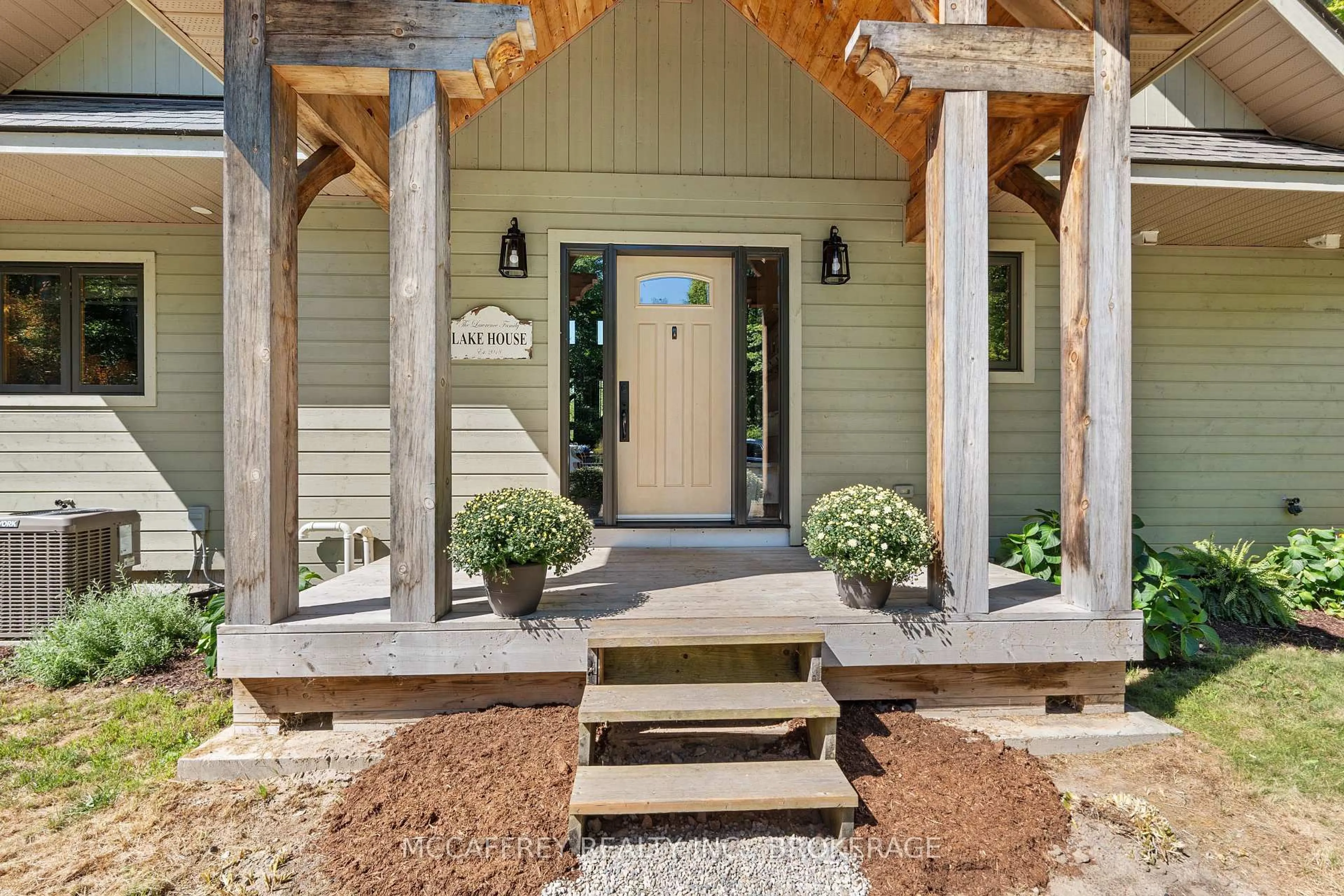 Indoor entryway for 840 Longs Lane, Front of Leeds & Seeleys Bay Ontario K0H 2N0