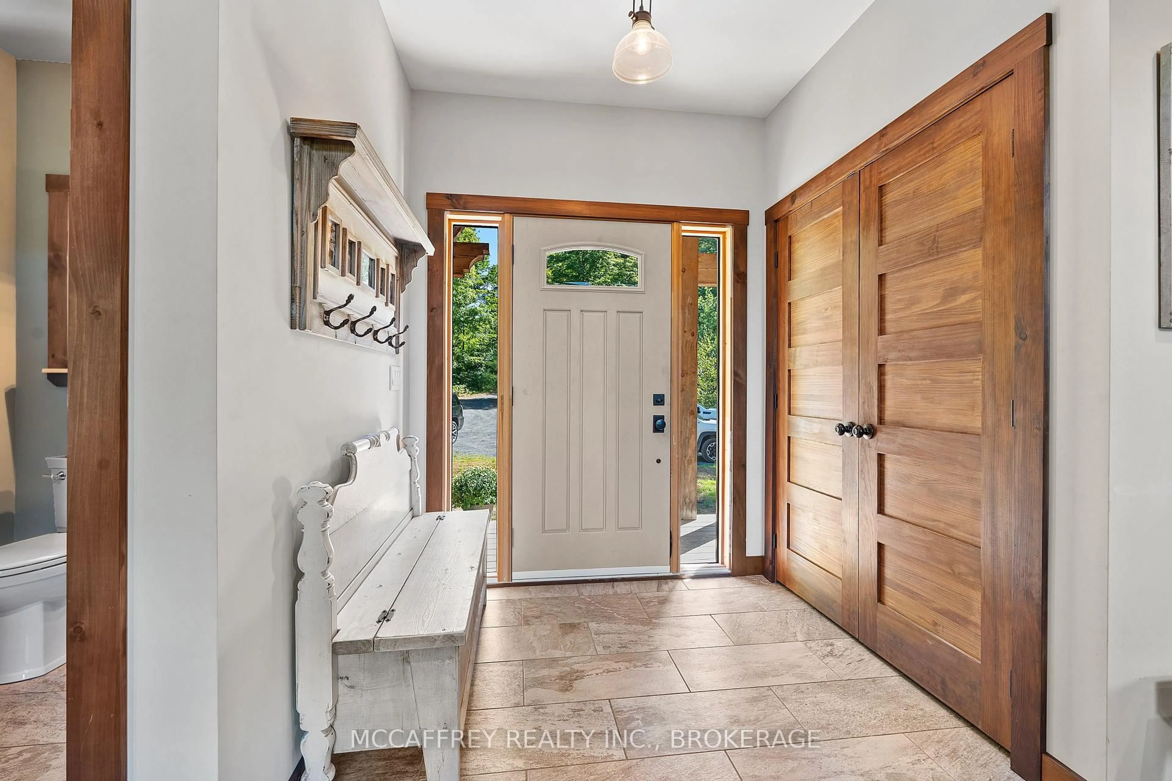 Indoor entryway for 840 Longs Lane, Front of Leeds & Seeleys Bay Ontario K0H 2N0