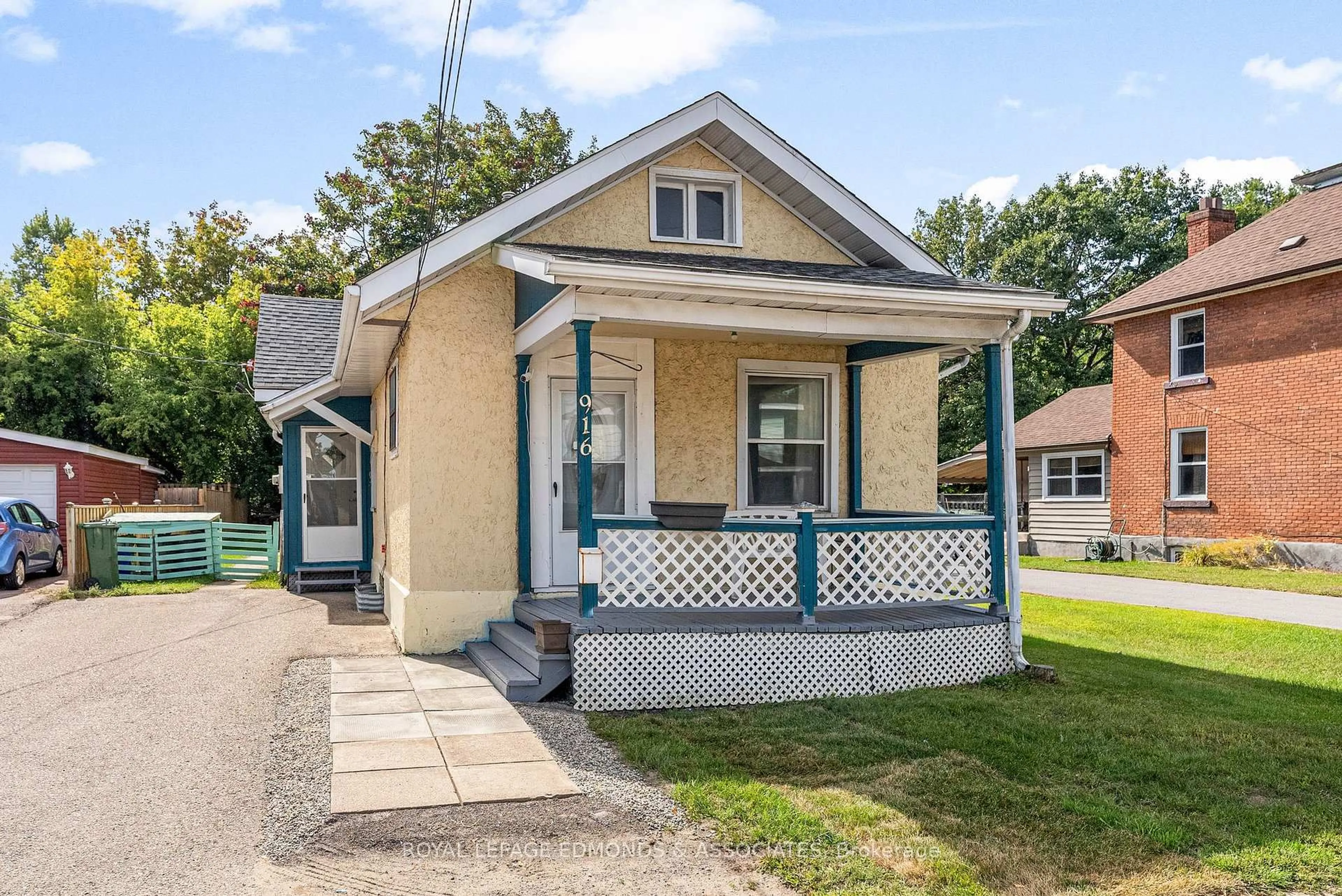 Home with vinyl exterior material, street for 916 Pembroke St, Pembroke Ontario K8A 5P8