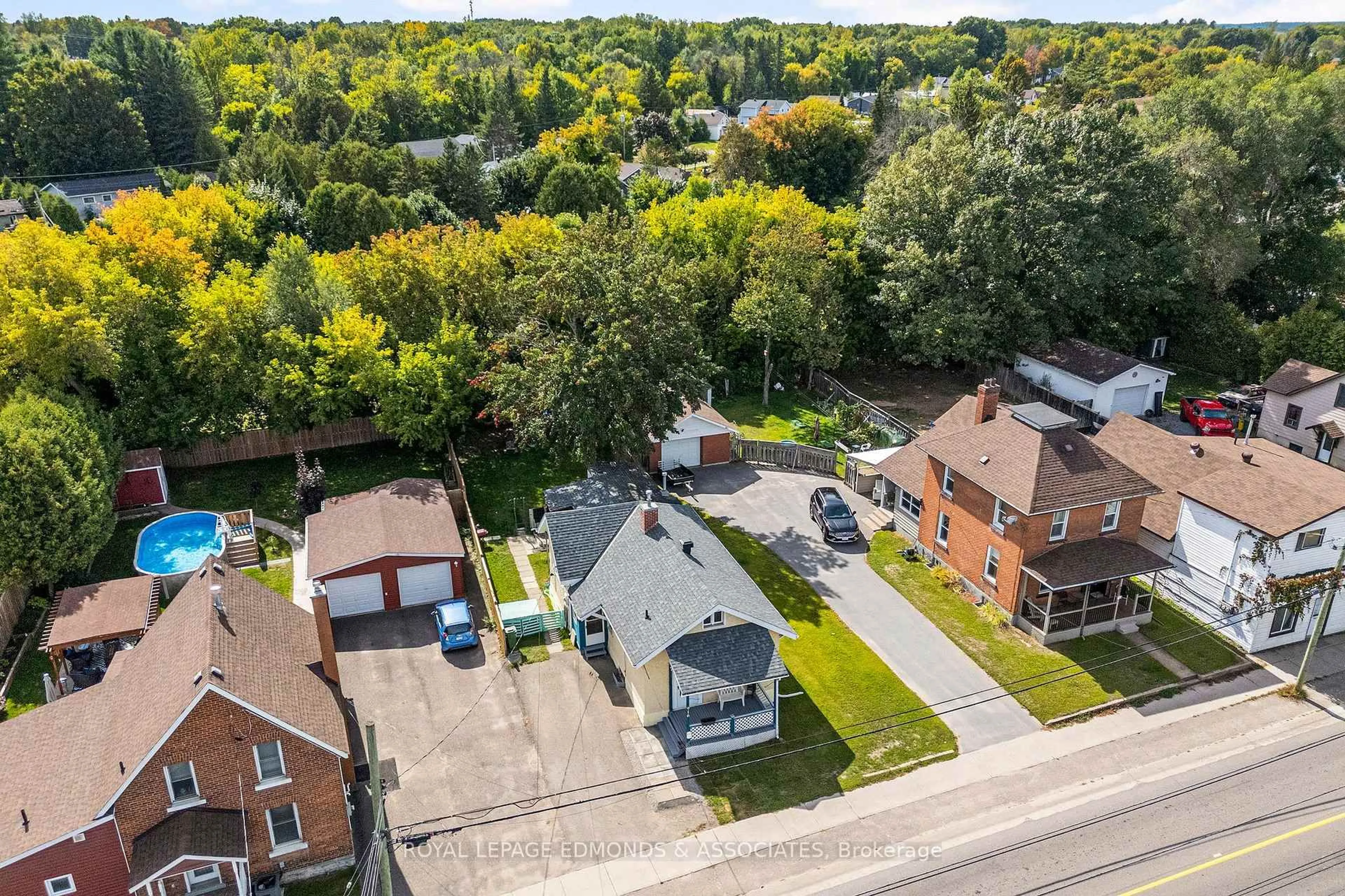 A pic from outside/outdoor area/front of a property/back of a property/a pic from drone, street for 916 Pembroke St, Pembroke Ontario K8A 5P8
