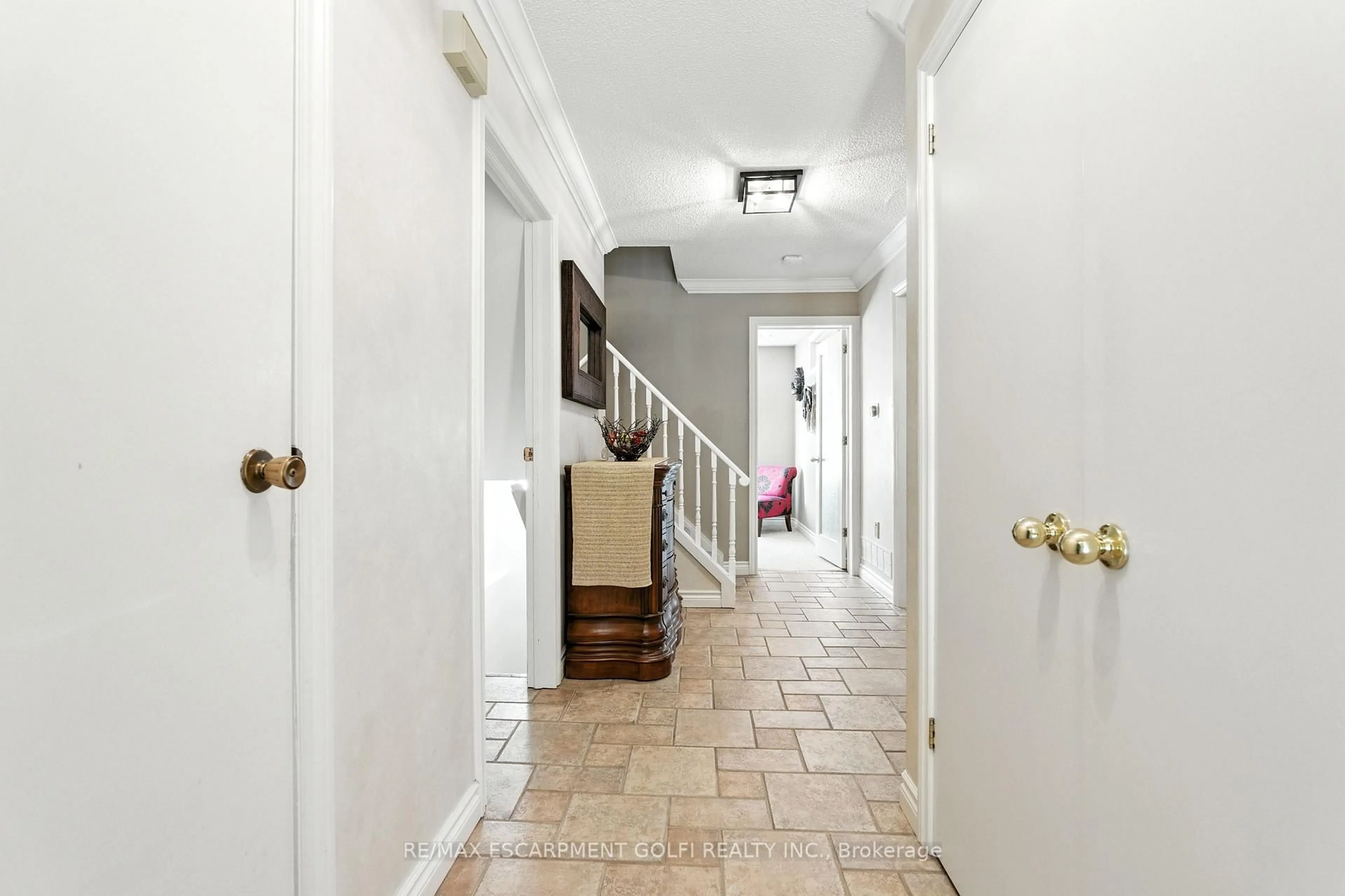 Indoor foyer for 6 Lilac Crt, Hamilton Ontario L9G 4E3