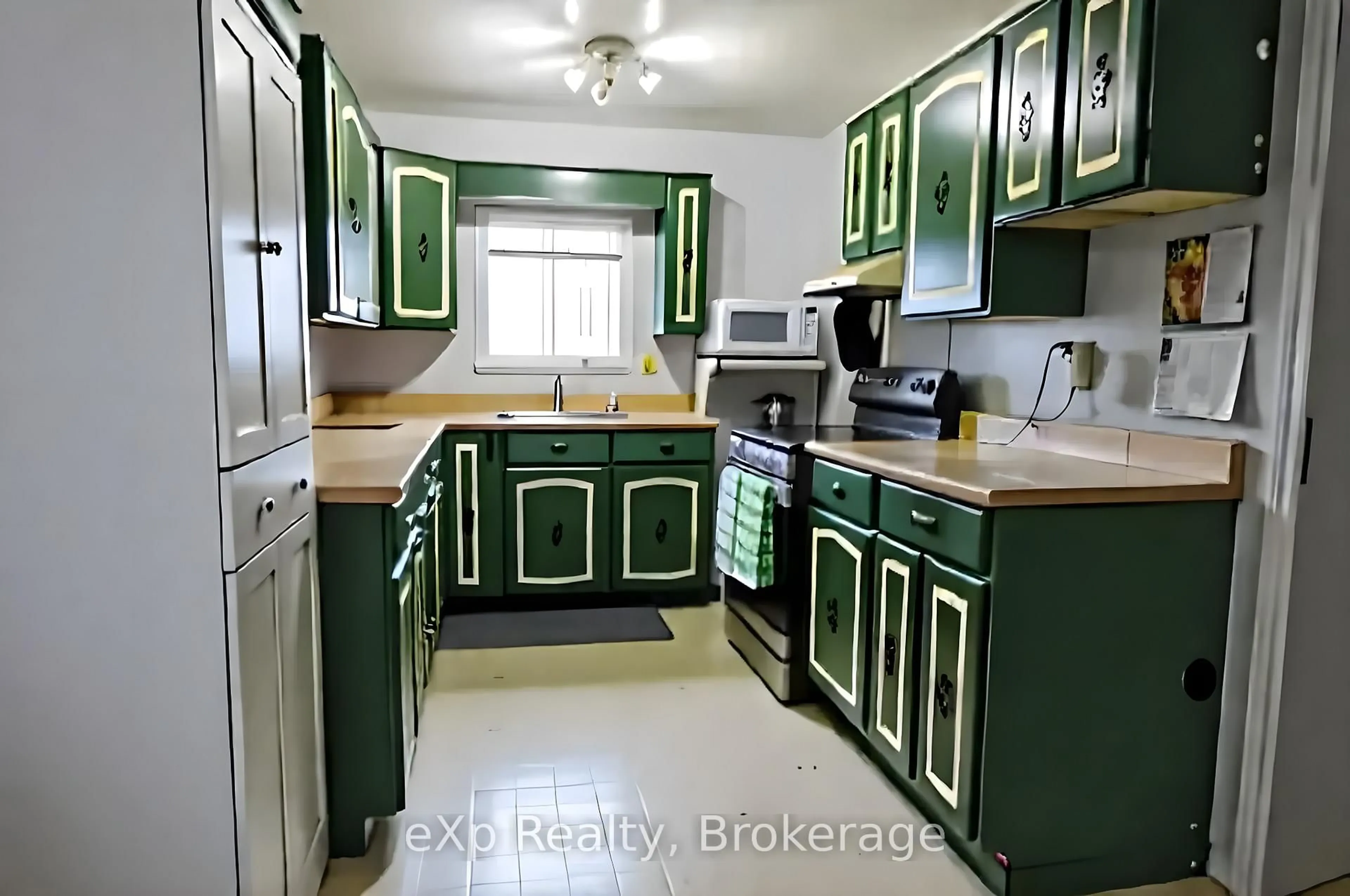 Standard kitchen, unknown for 34 Queen St, Grey Highlands Ontario N0C 1H0