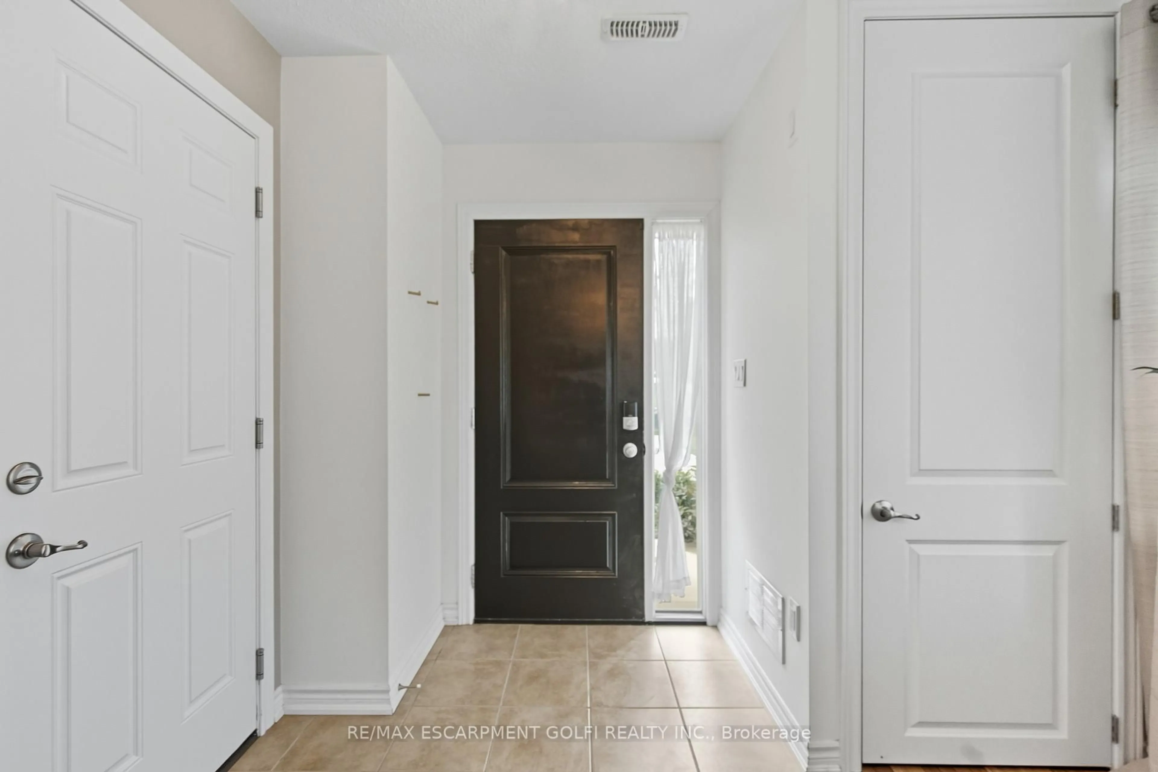 Indoor entryway for 377 Glancaster Rd #62, Hamilton Ontario L9G 0G4