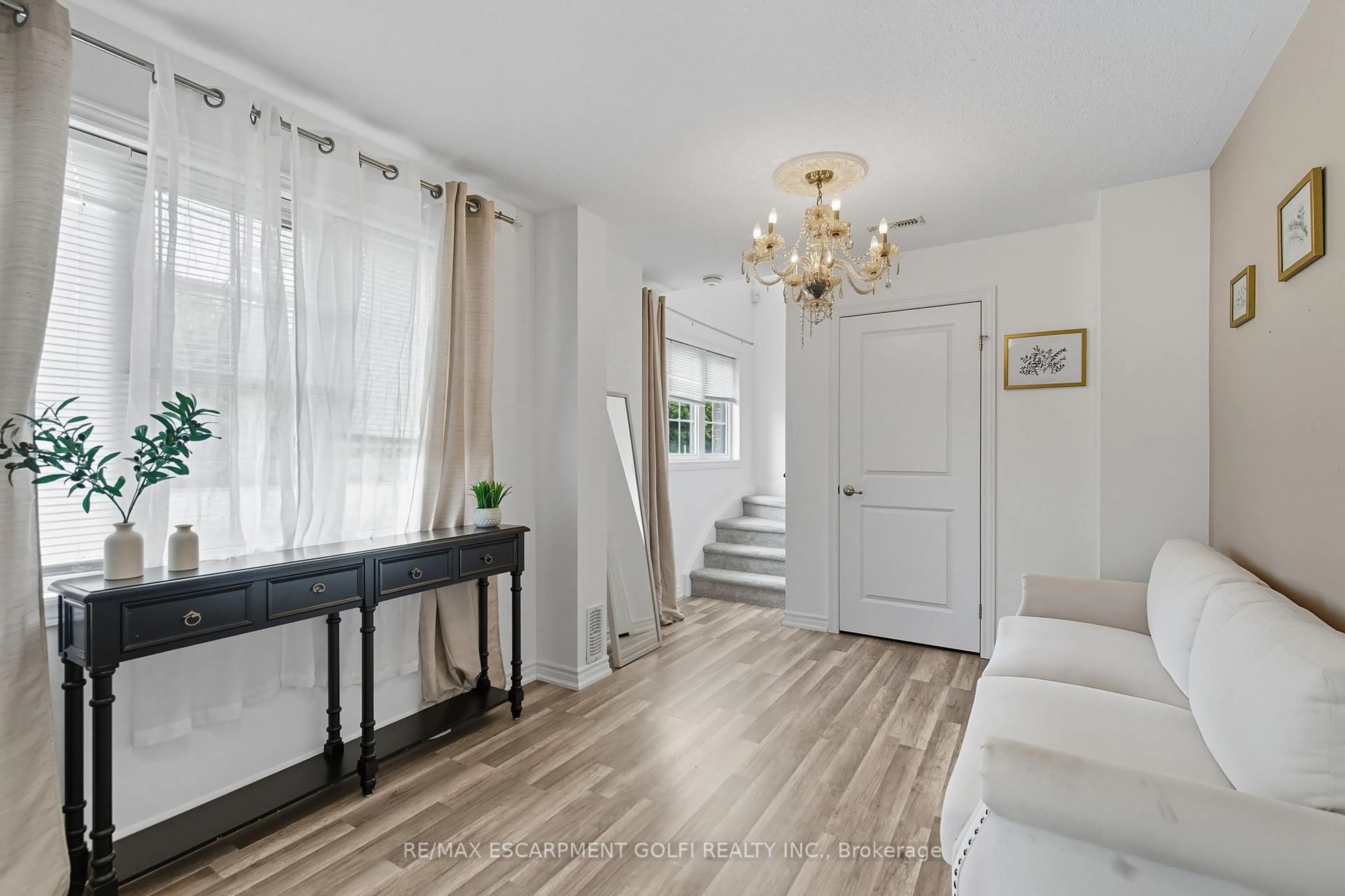 Indoor entryway for 377 Glancaster Rd #62, Hamilton Ontario L9G 0G4
