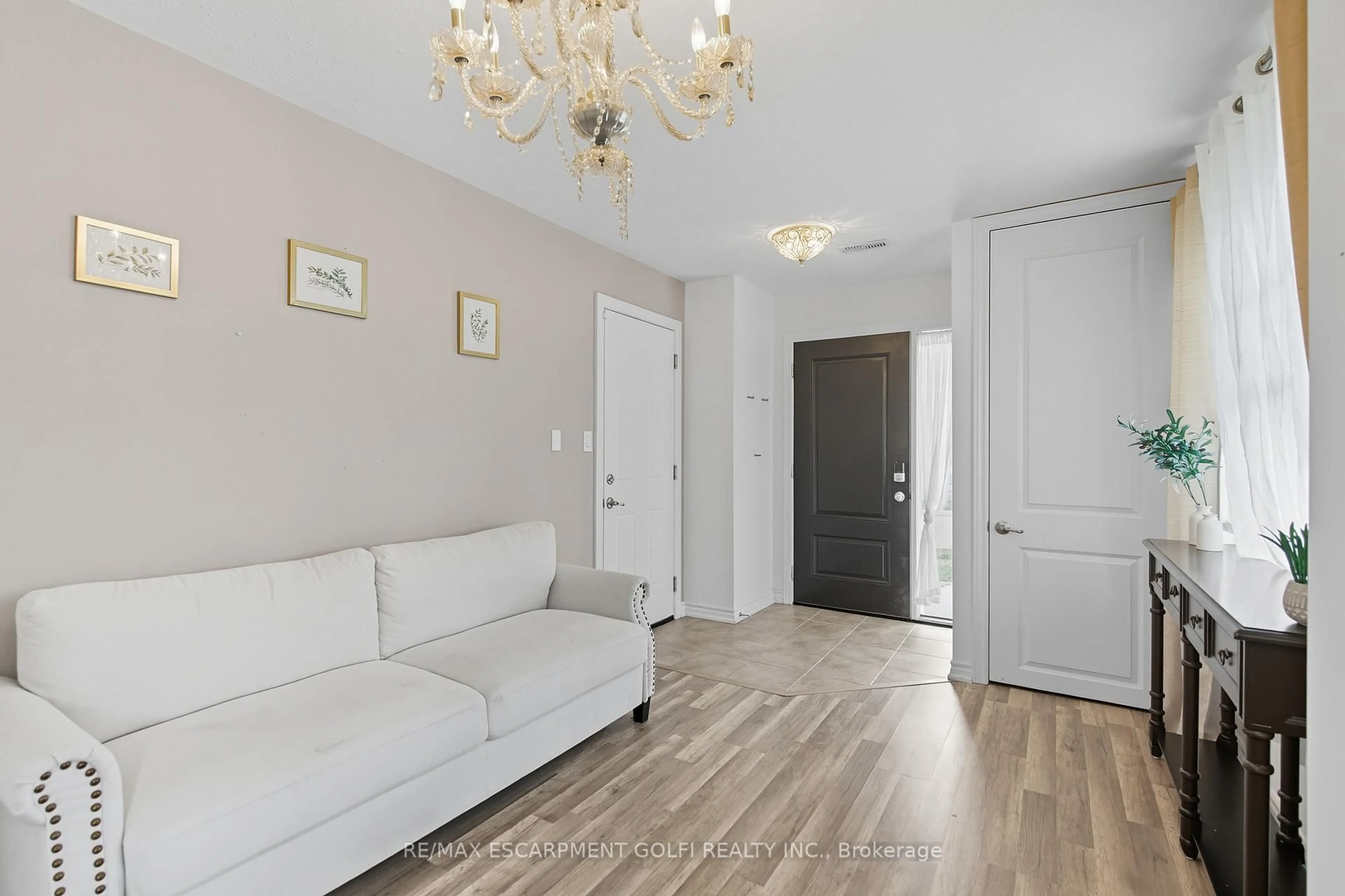 Indoor entryway for 377 Glancaster Rd #62, Hamilton Ontario L9G 0G4