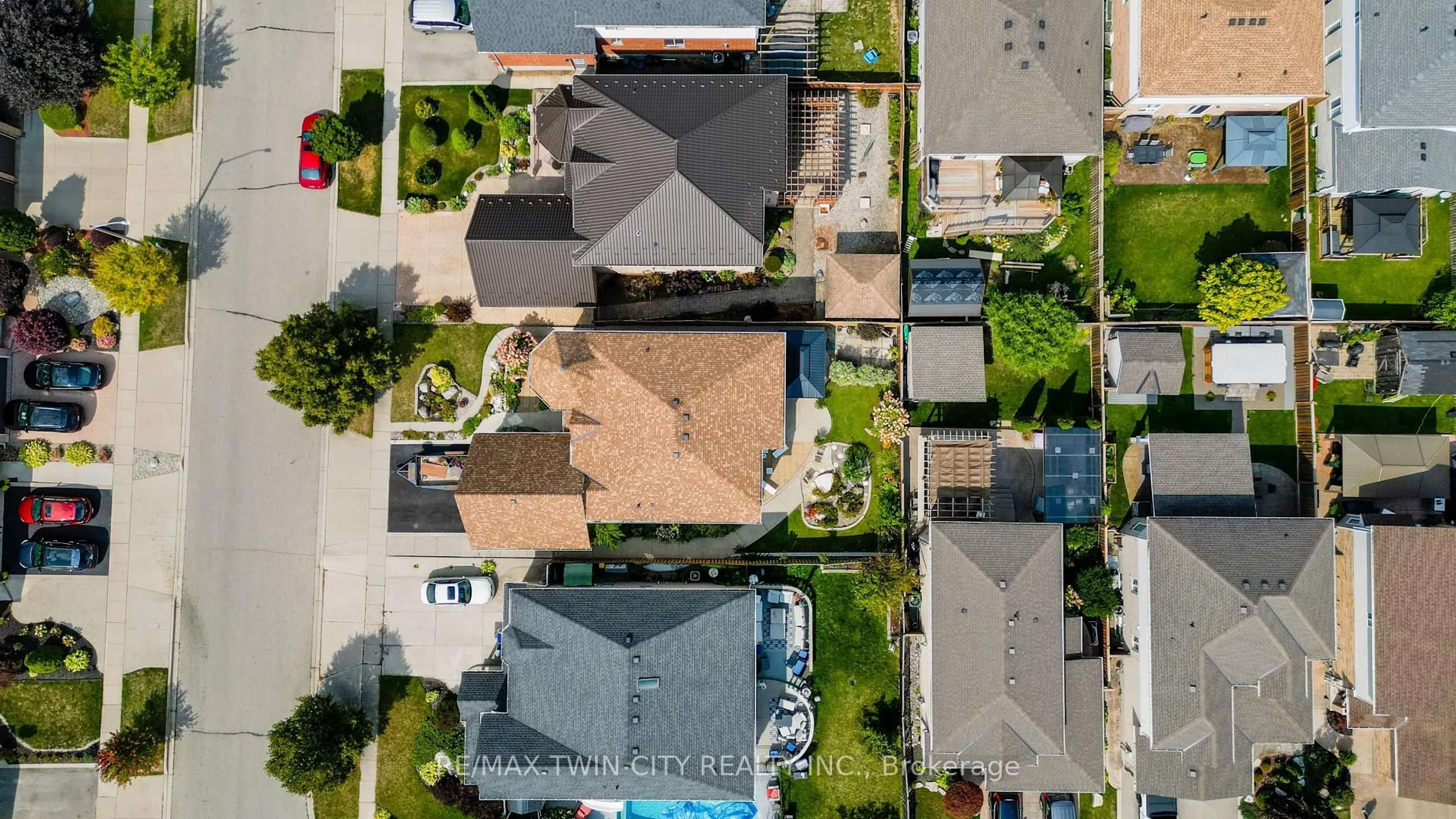 A pic from outside/outdoor area/front of a property/back of a property/a pic from drone, street for 216 Mcnichol Dr, Cambridge Ontario N1P 1J3