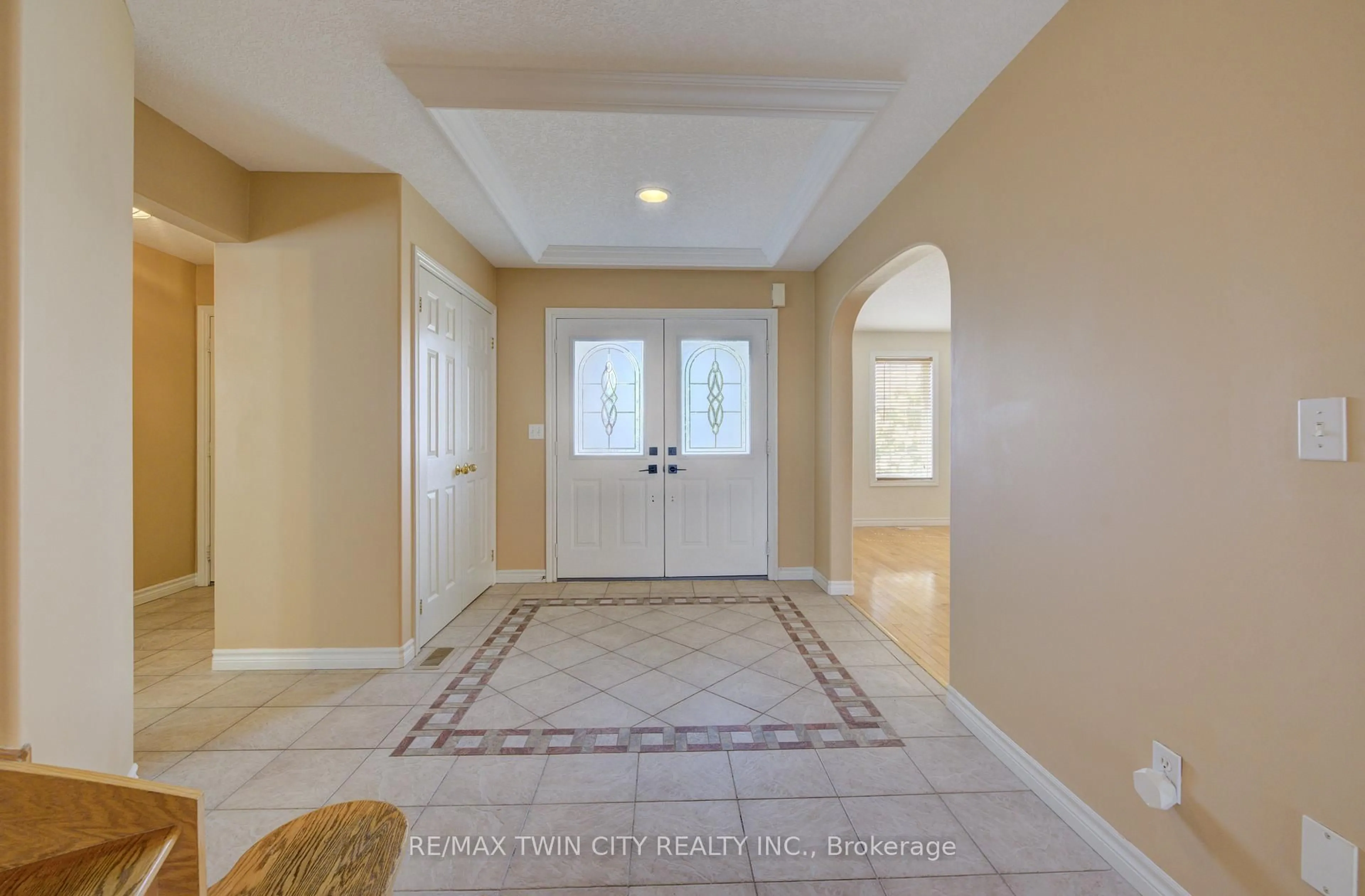 Indoor entryway for 216 Mcnichol Dr, Cambridge Ontario N1P 1J3