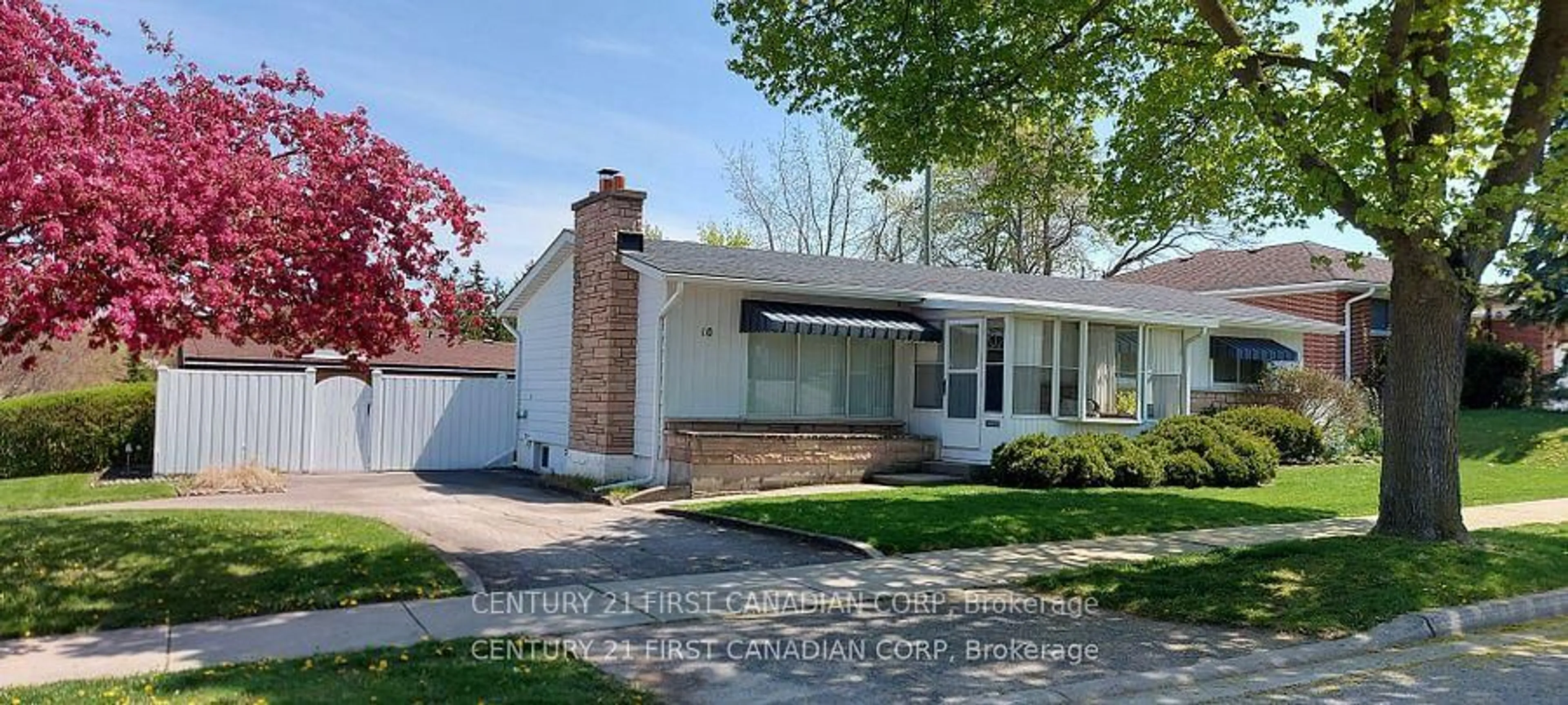 Home with vinyl exterior material, street for 10 Frontenac Rd, London South Ontario N5Z 3Y3