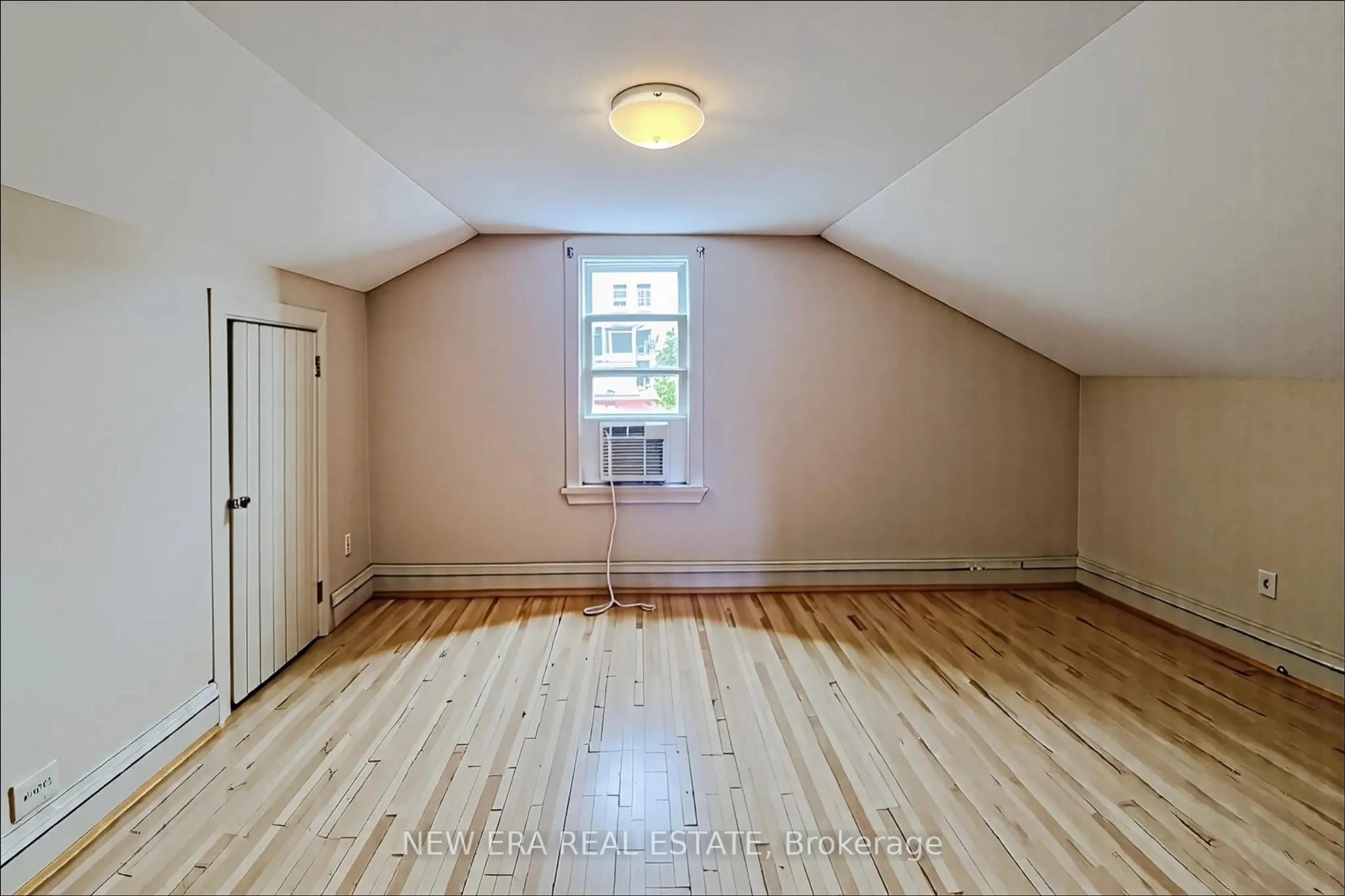 A pic of a room for 16 Welland St, Thorold Ontario L2V 2B4
