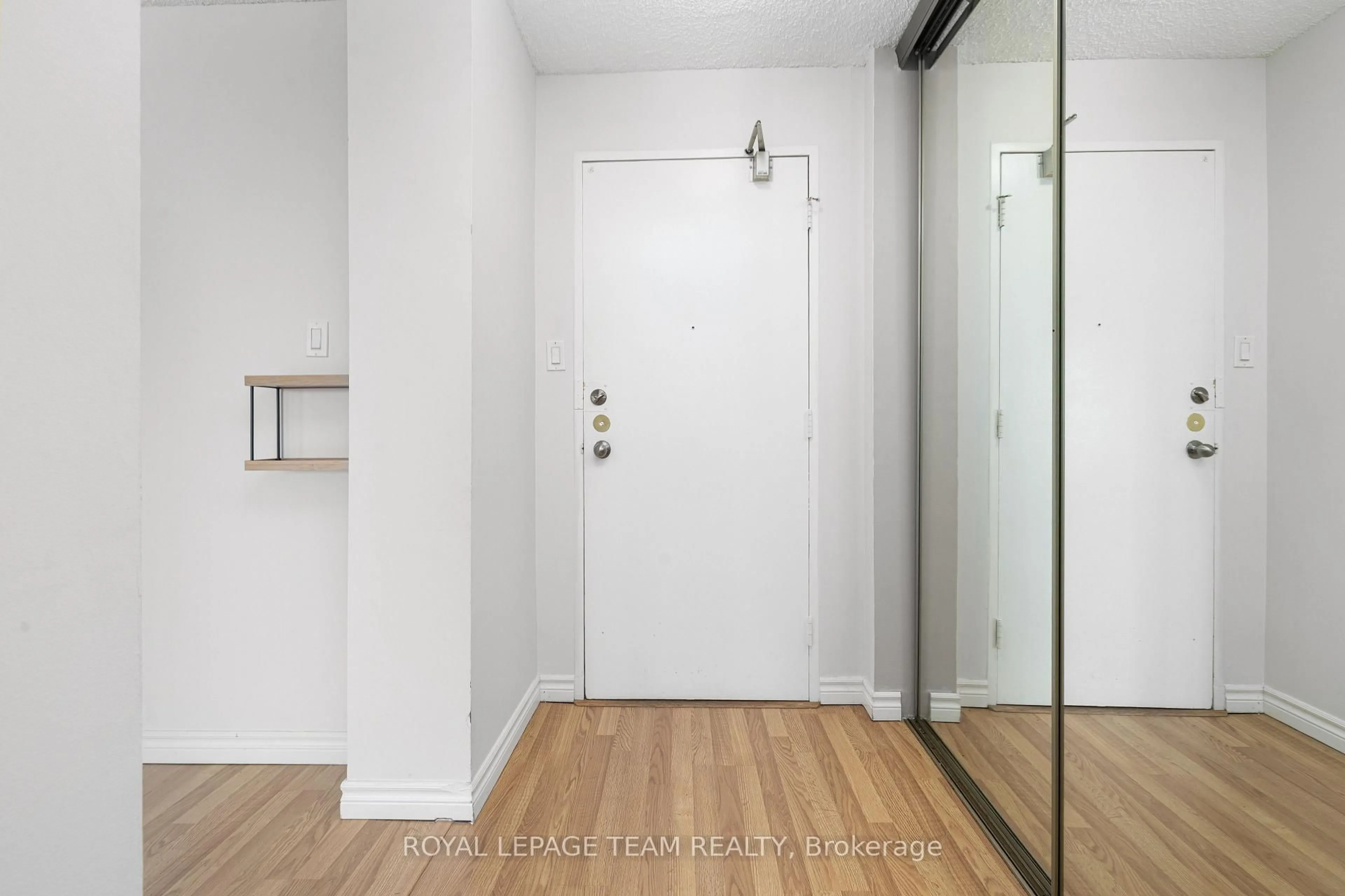 Indoor entryway for 665 Bathgate Dr #603, Ottawa Ontario K1K 3Y4