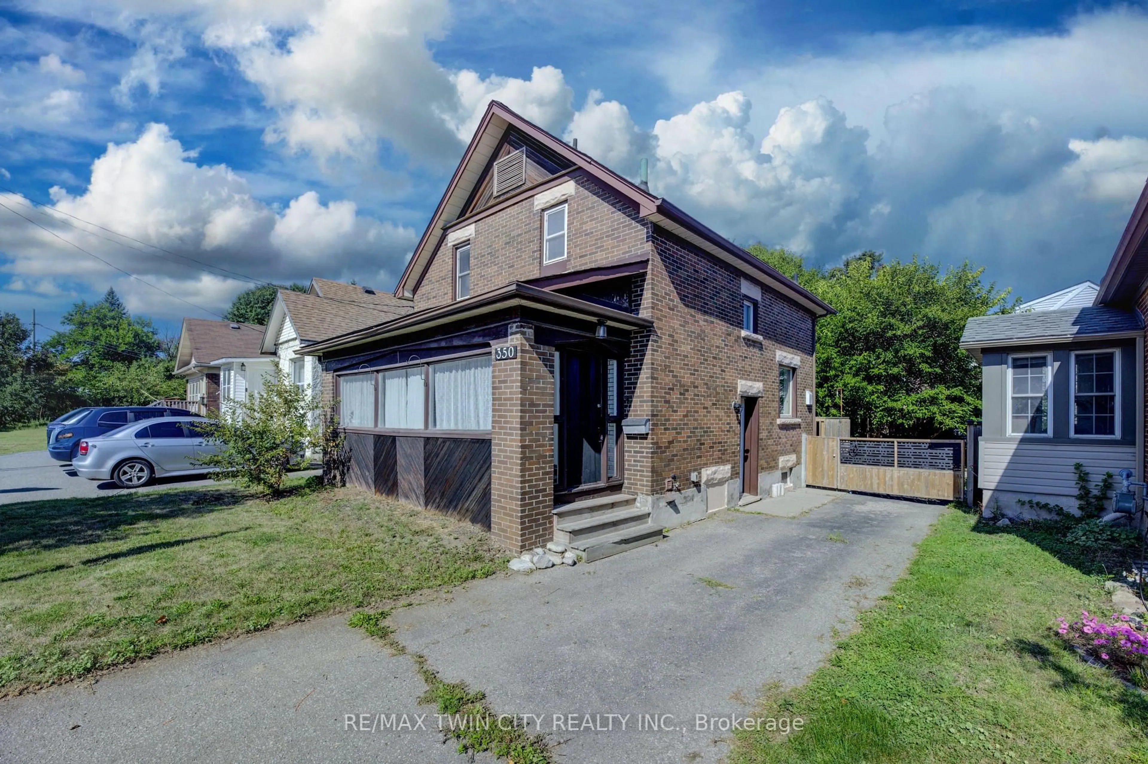 A pic from outside/outdoor area/front of a property/back of a property/a pic from drone, street for 350 Victoria St, Kitchener Ontario N2M 3A5