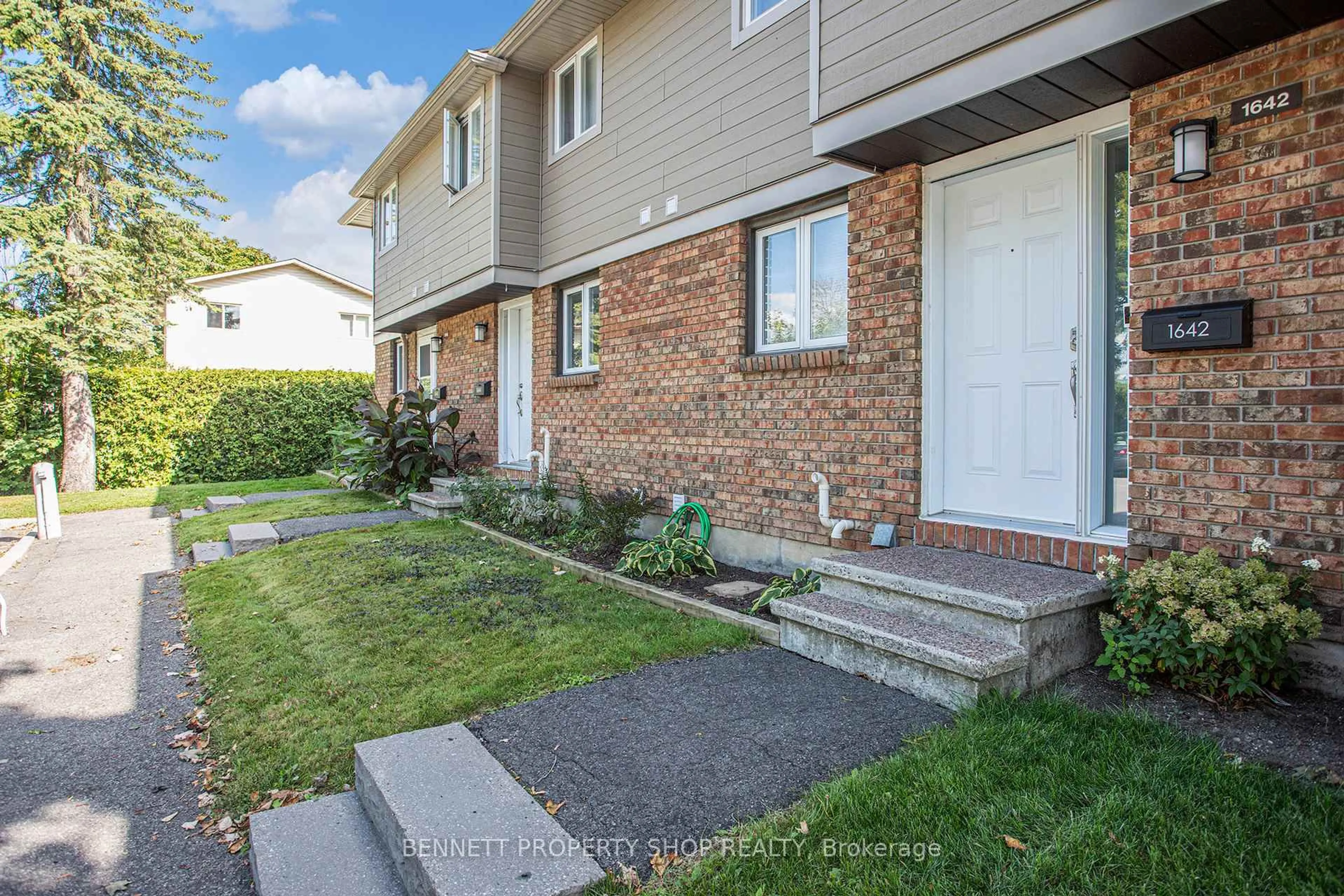 Patio, street for 1642 Du Sommet Pl #77, Ottawa Ontario K1C 4Y9