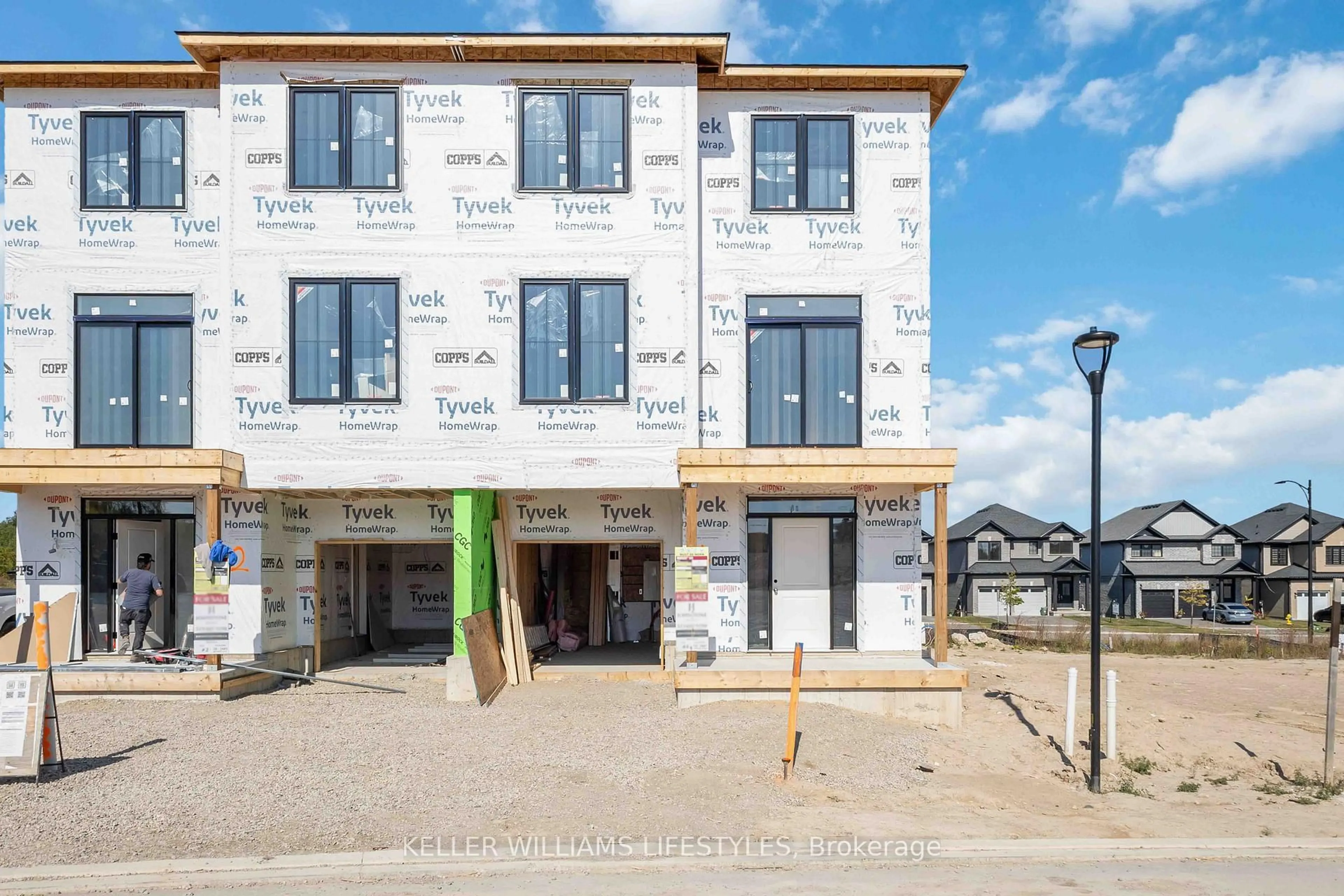 A pic from outside/outdoor area/front of a property/back of a property/a pic from drone, building for 2605 Kettering Pl #18, London South Ontario N6M 0G4