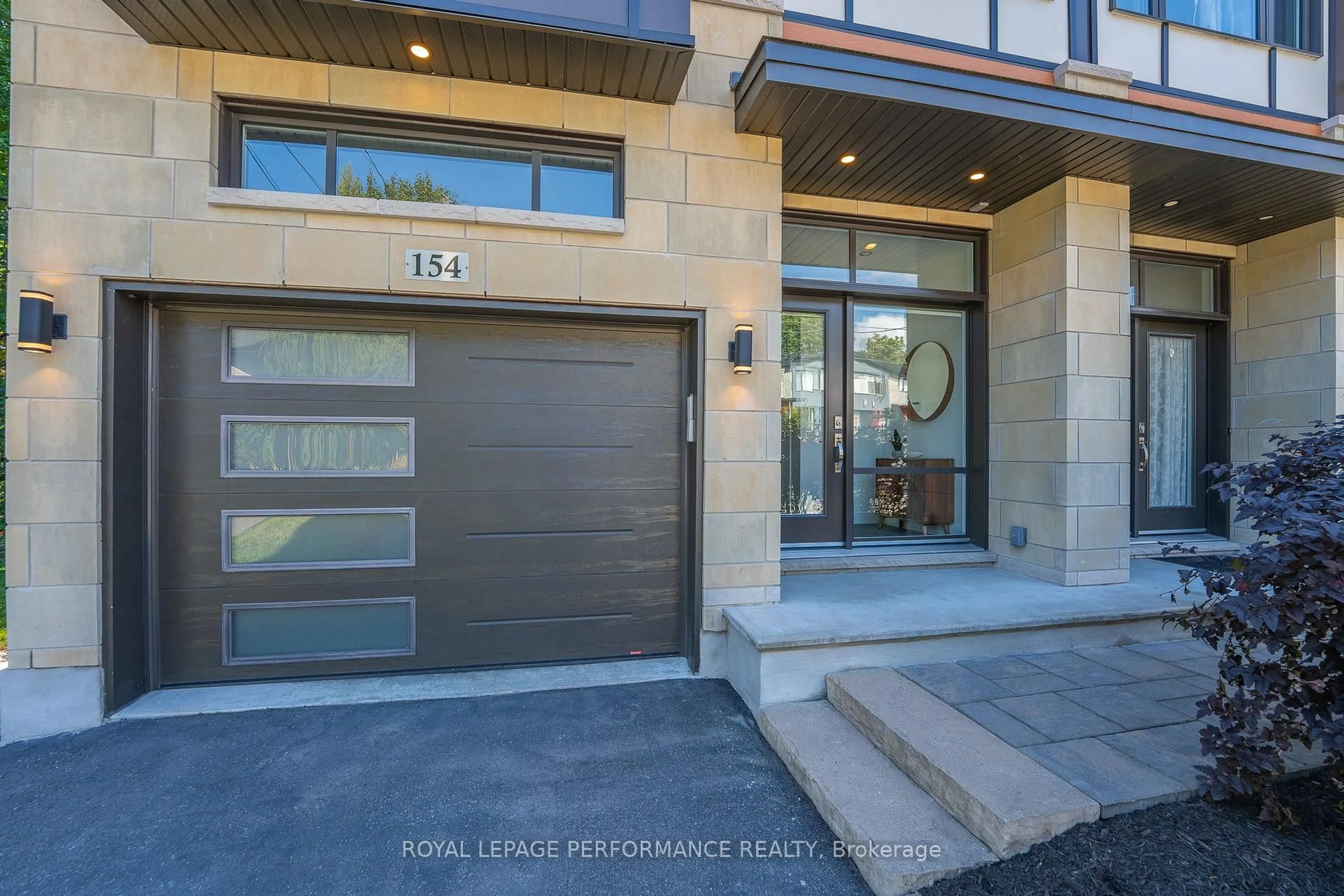 Indoor entryway for 154 Nora St, Ottawa Ontario K1Z 7B3