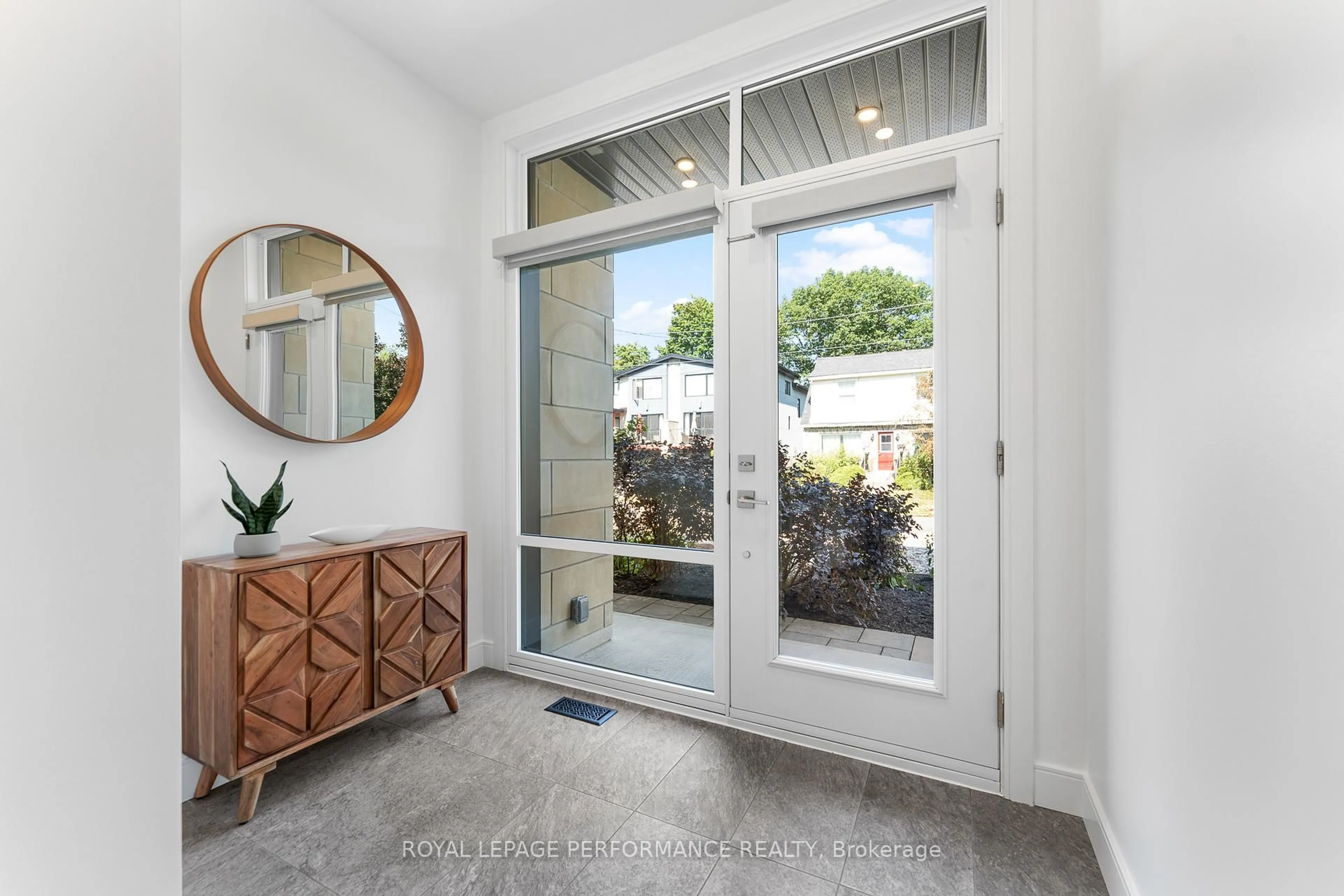 Indoor entryway for 154 Nora St, Ottawa Ontario K1Z 7B3