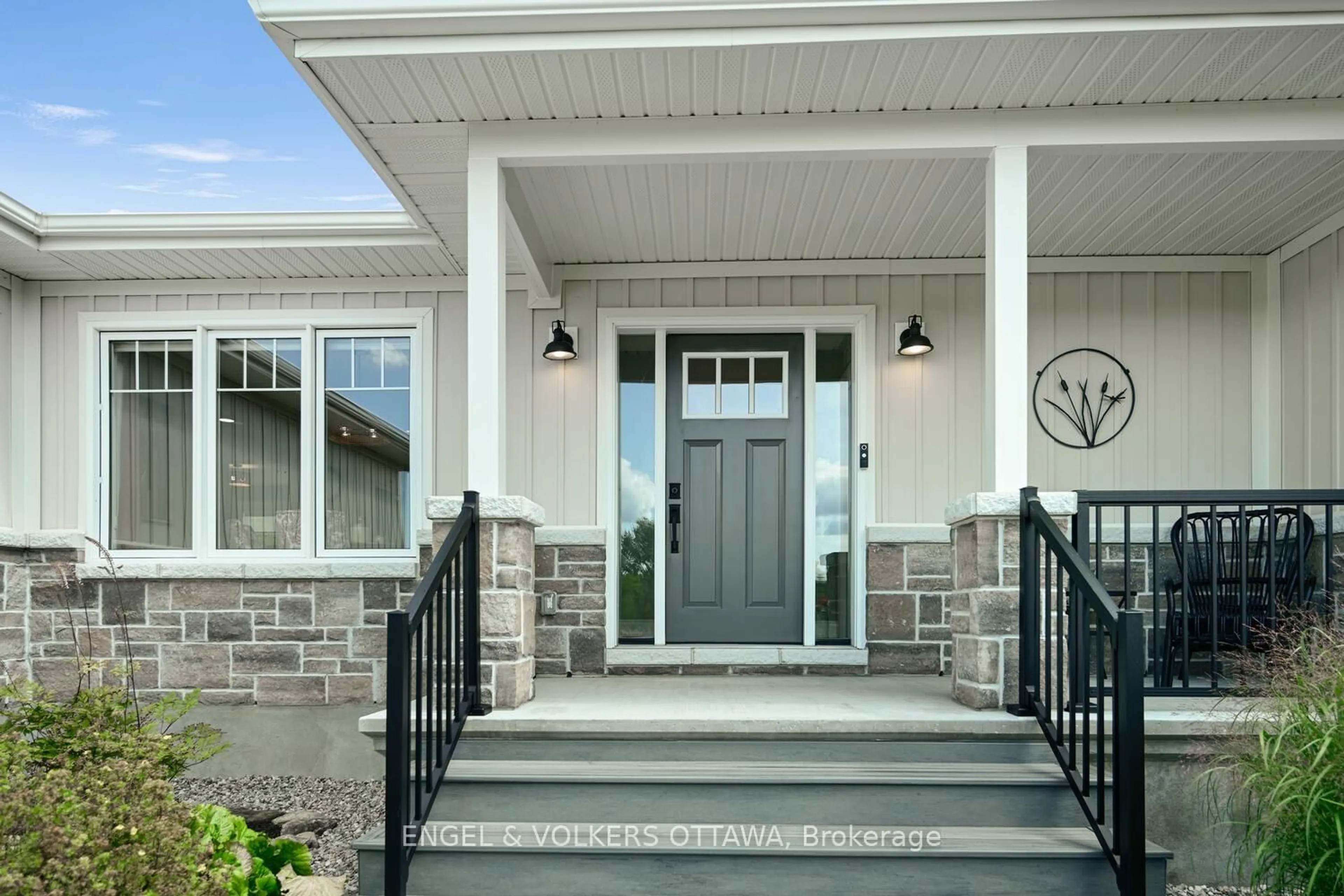 Indoor entryway for 111 Colonel By Way, Merrickville-Wolford Ontario K0G 1N0