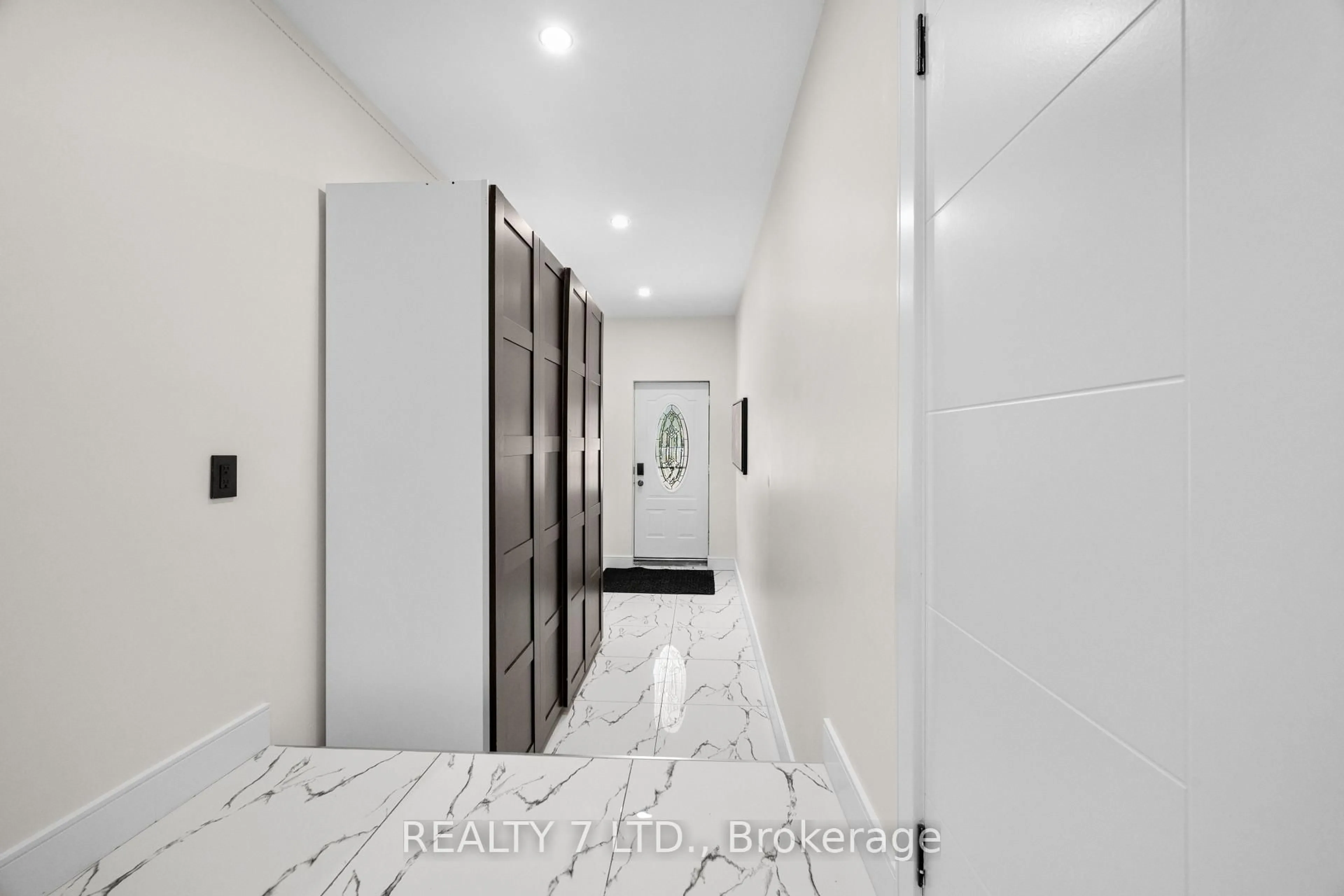Indoor foyer for 674 VINE St, St. Catharines Ontario L2M 7L8