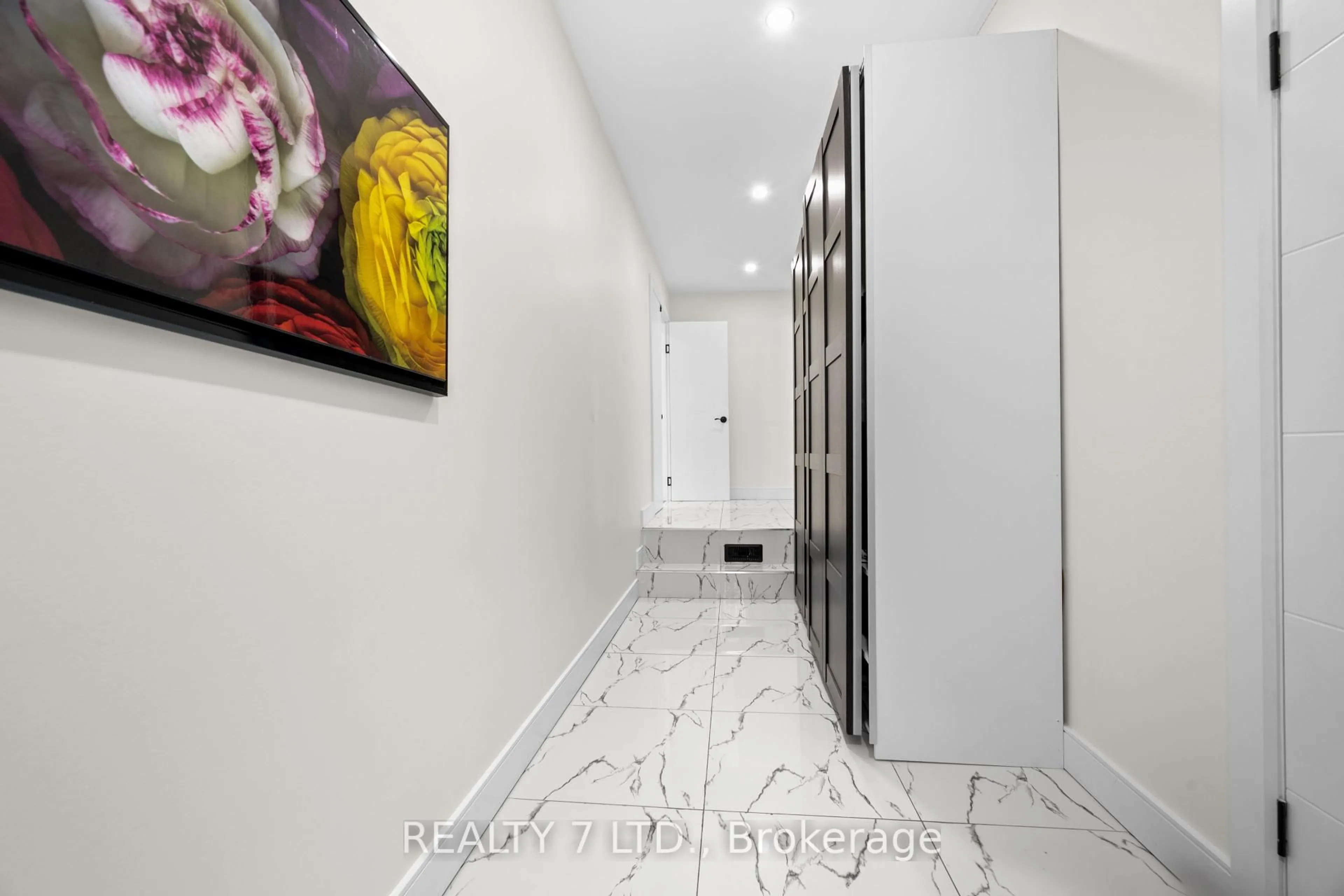 Indoor foyer for 674 VINE St, St. Catharines Ontario L2M 7L8