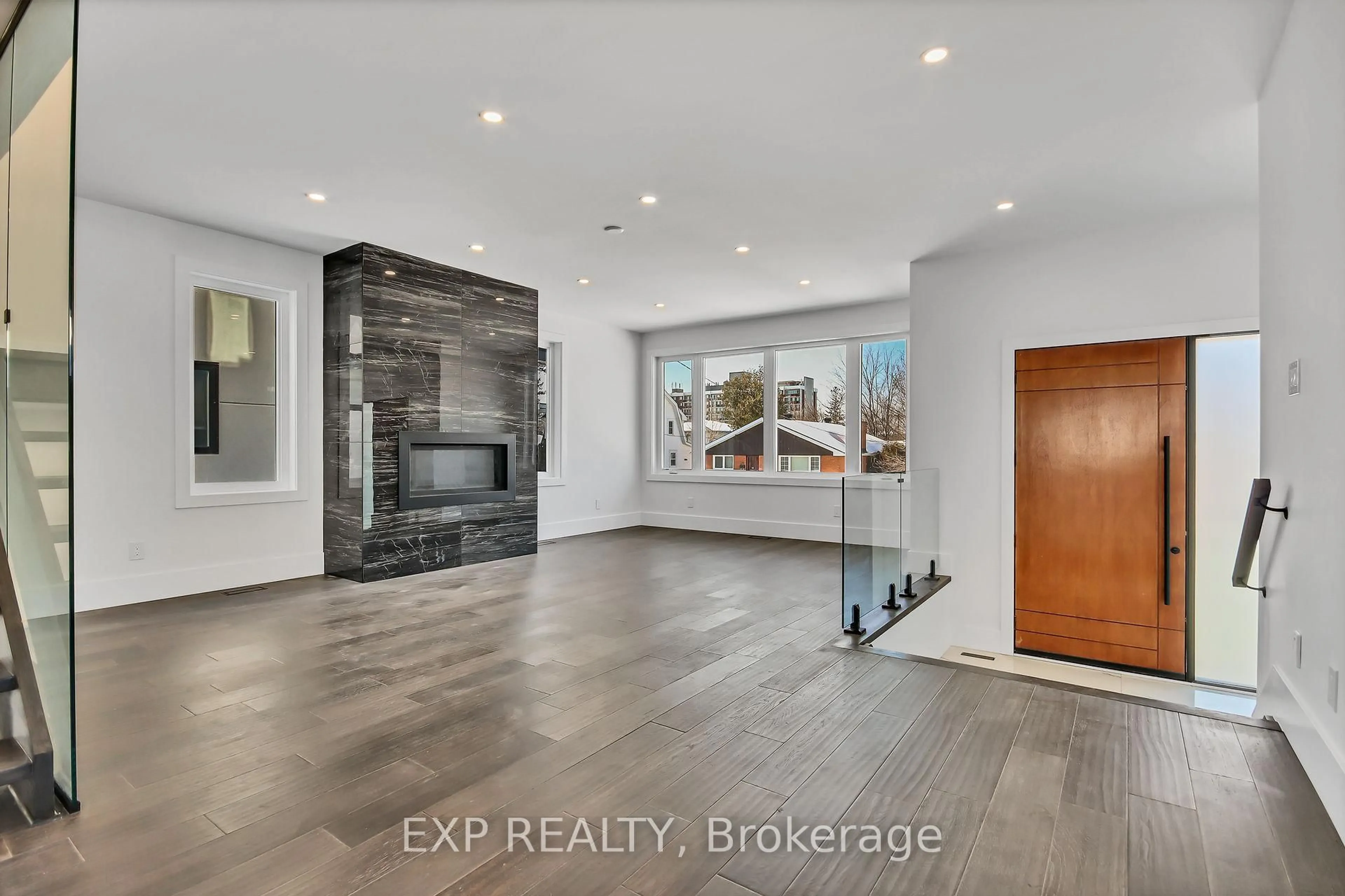 Indoor entryway for 485 Hartleigh Ave, Ottawa Ontario K2B 5J5