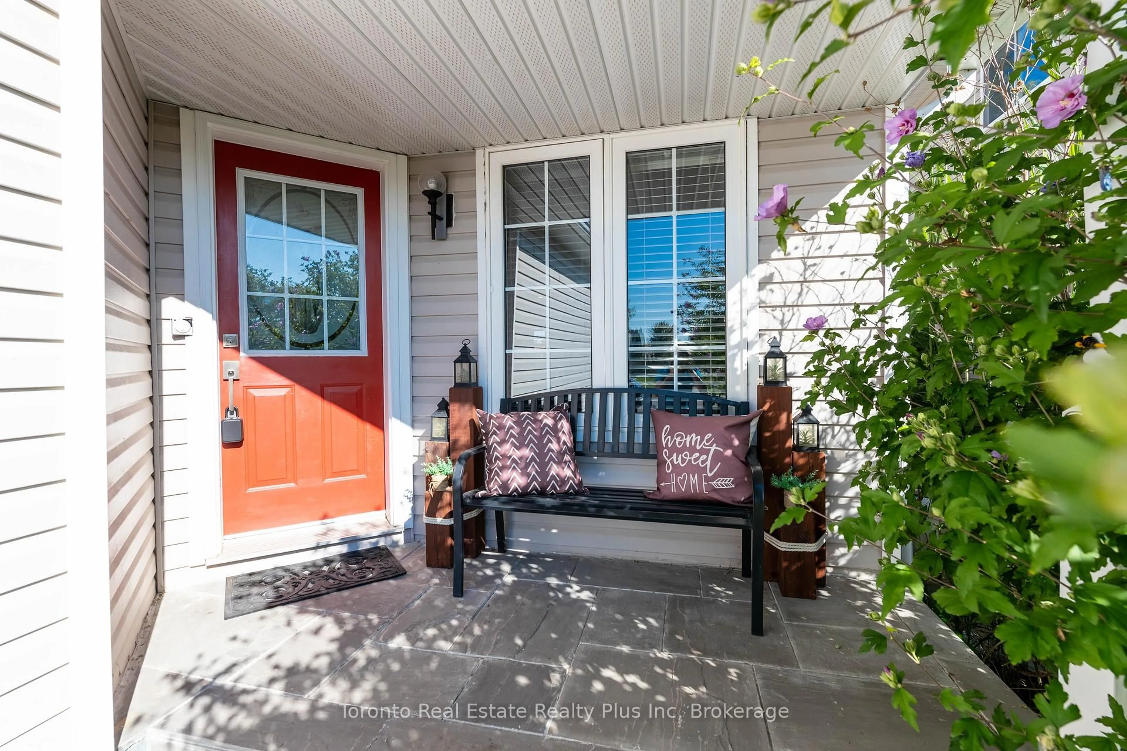 Indoor entryway for 35 Langlaw Dr, Cambridge Ontario N1P 1J1