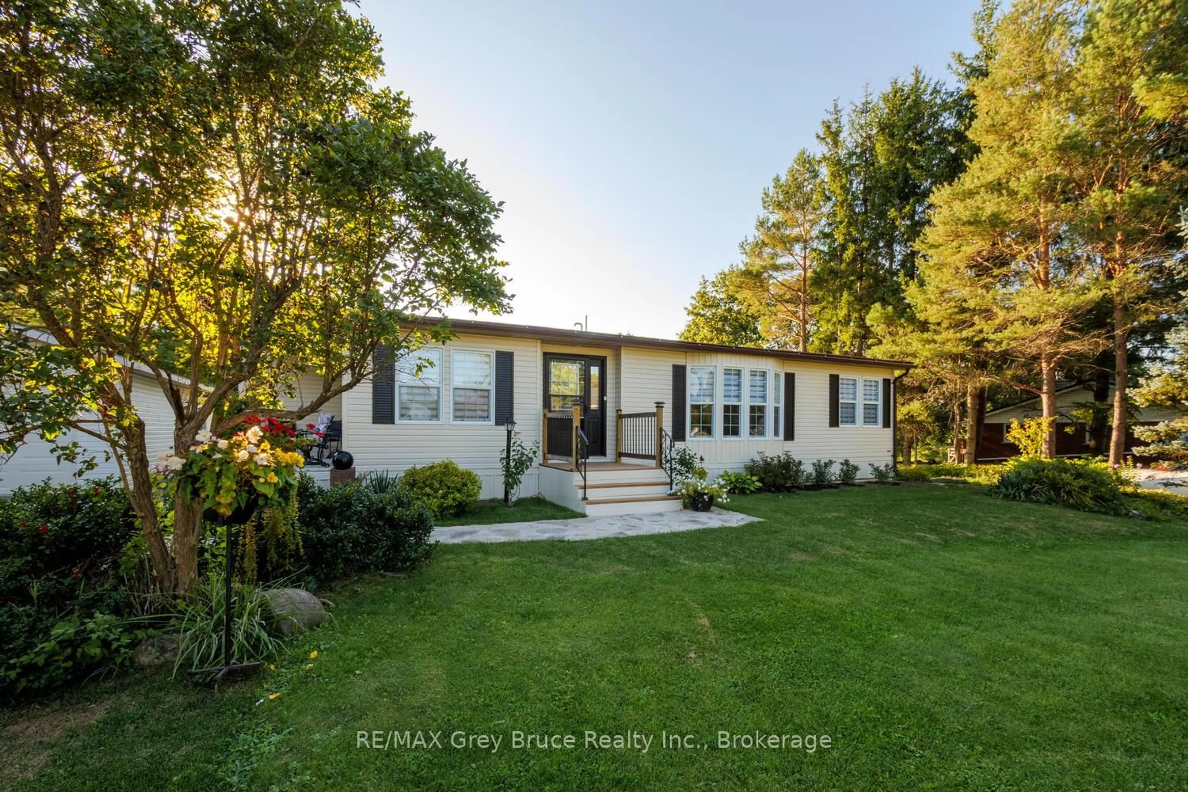 Home with vinyl exterior material, water/lake/river/ocean view for 597334 Grey Road 29 Rd, Meaford Ontario N0H 1E0