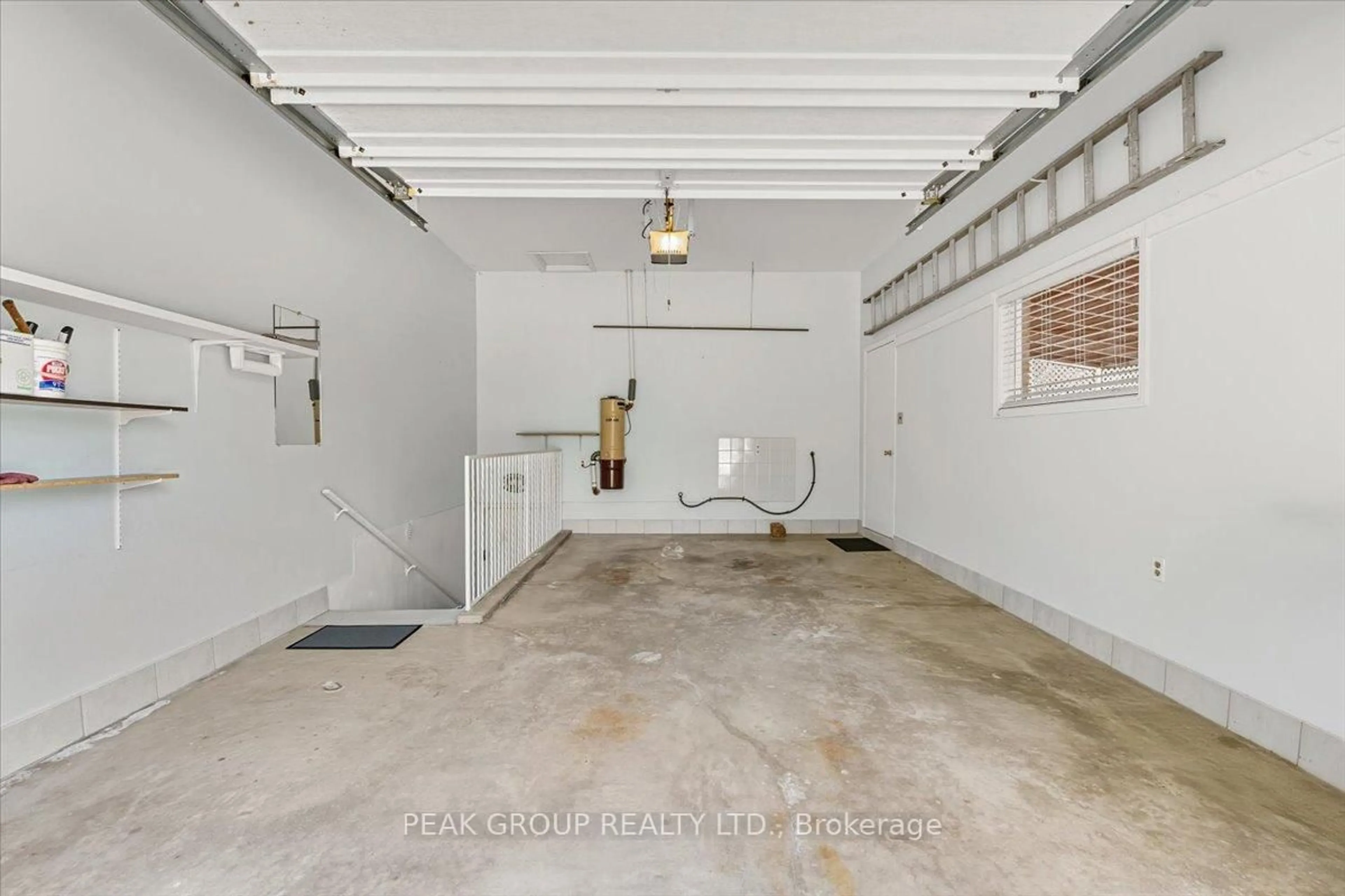 Indoor garage for 7110 Harovics Lane, Niagara Falls Ontario L2G 7S9