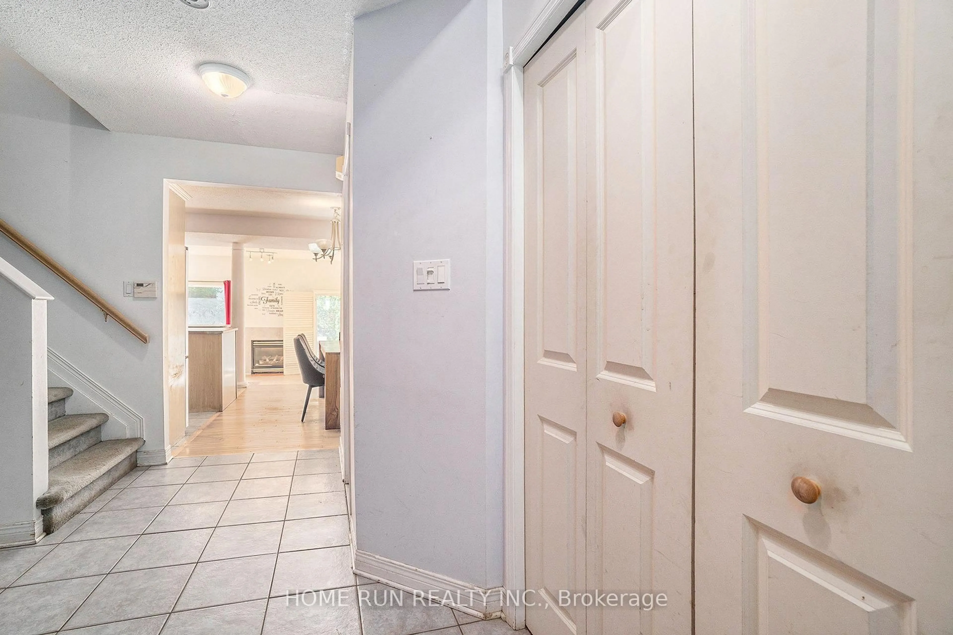 Indoor entryway for 956 Lovitt Rd, Ottawa Ontario K2B 1A7
