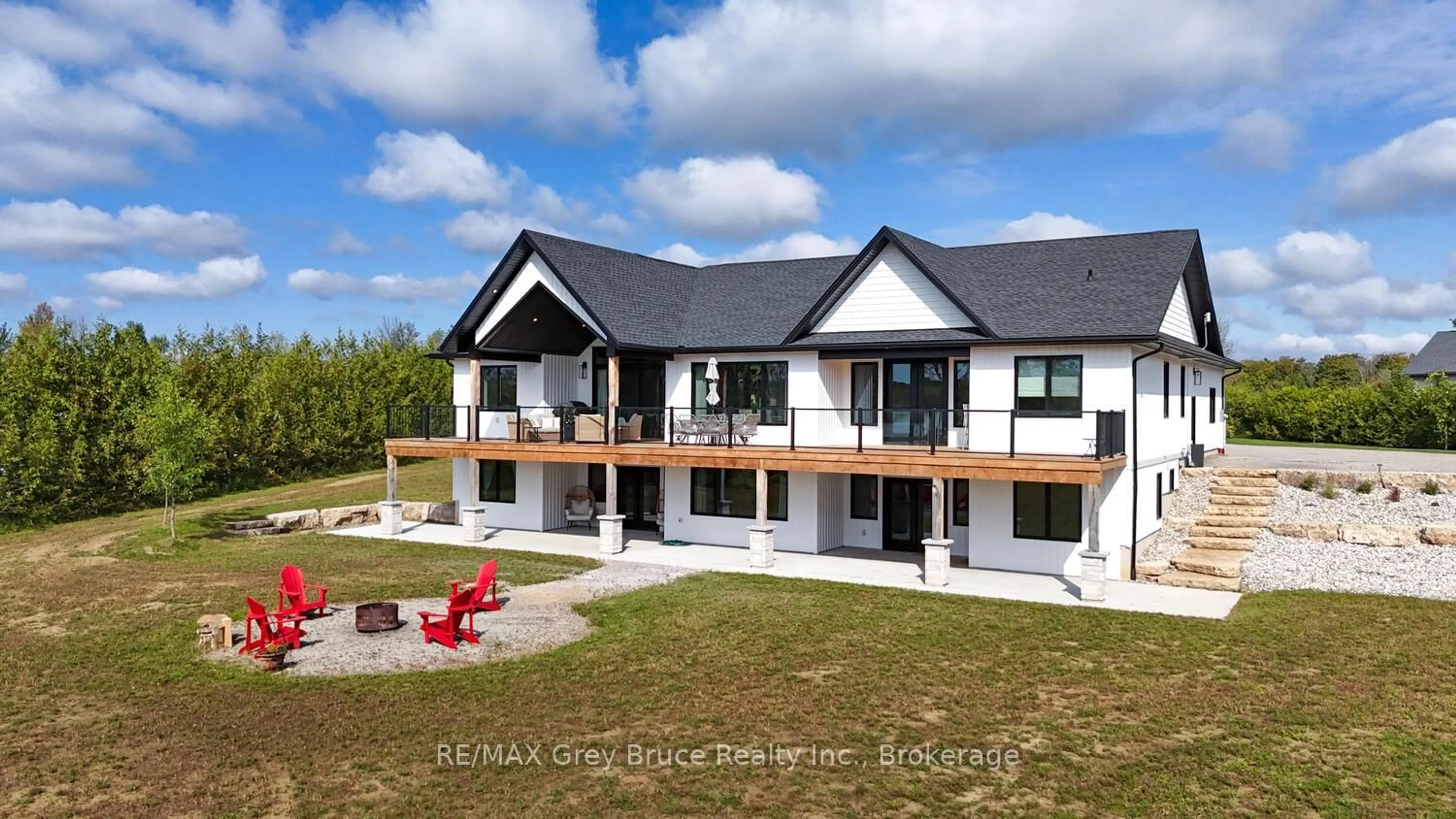 A pic from outside/outdoor area/front of a property/back of a property/a pic from drone, building for 117 Almur Dr, Georgian Bluffs Ontario N0H 2T0