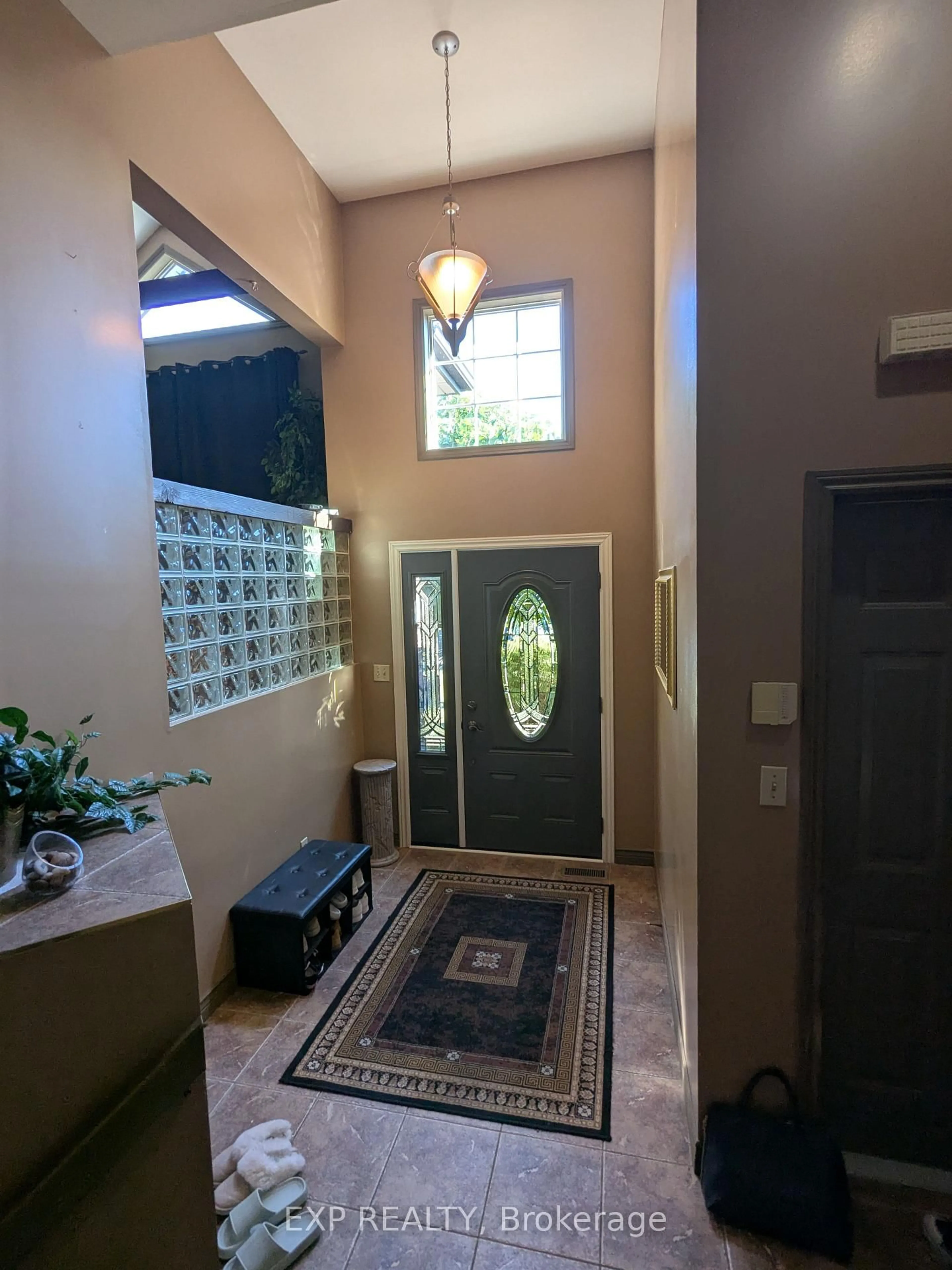 Indoor foyer for 11209 Ancona Cres, Windsor Ontario N8R 2K2