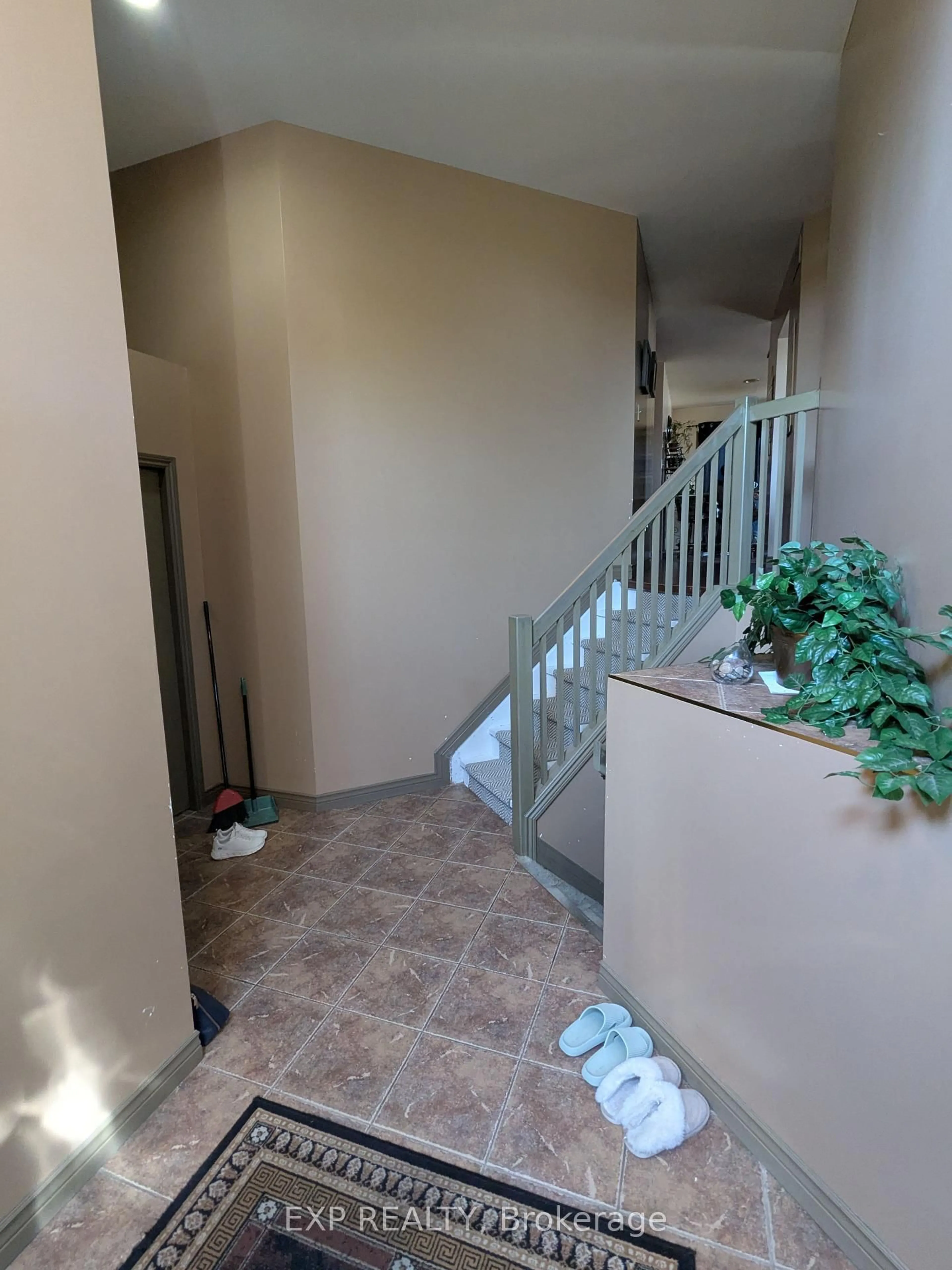 Indoor foyer for 11209 Ancona Cres, Windsor Ontario N8R 2K2