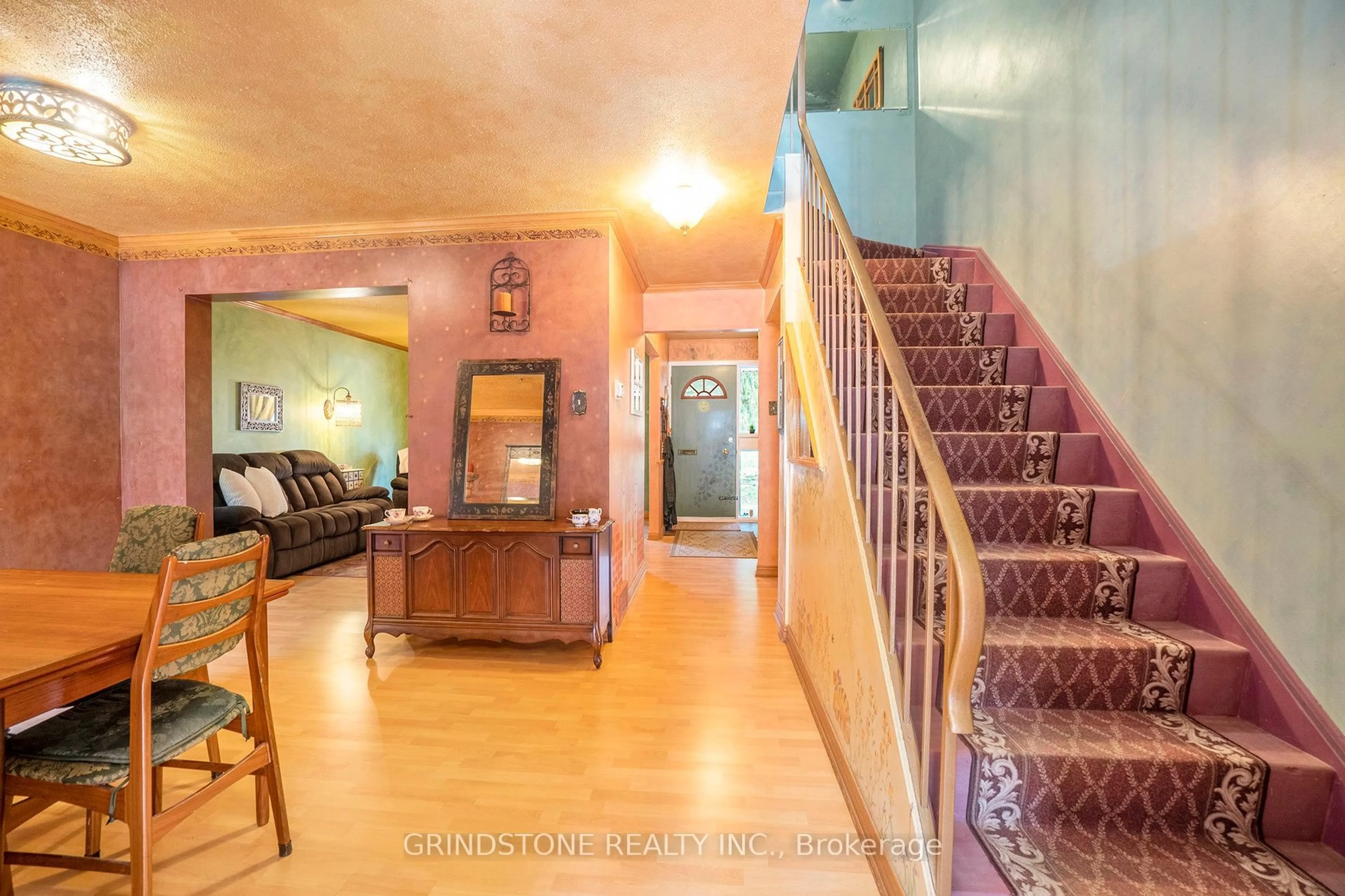 Indoor foyer for 21 Midland Cres #14, Ottawa Ontario K2H 8P6