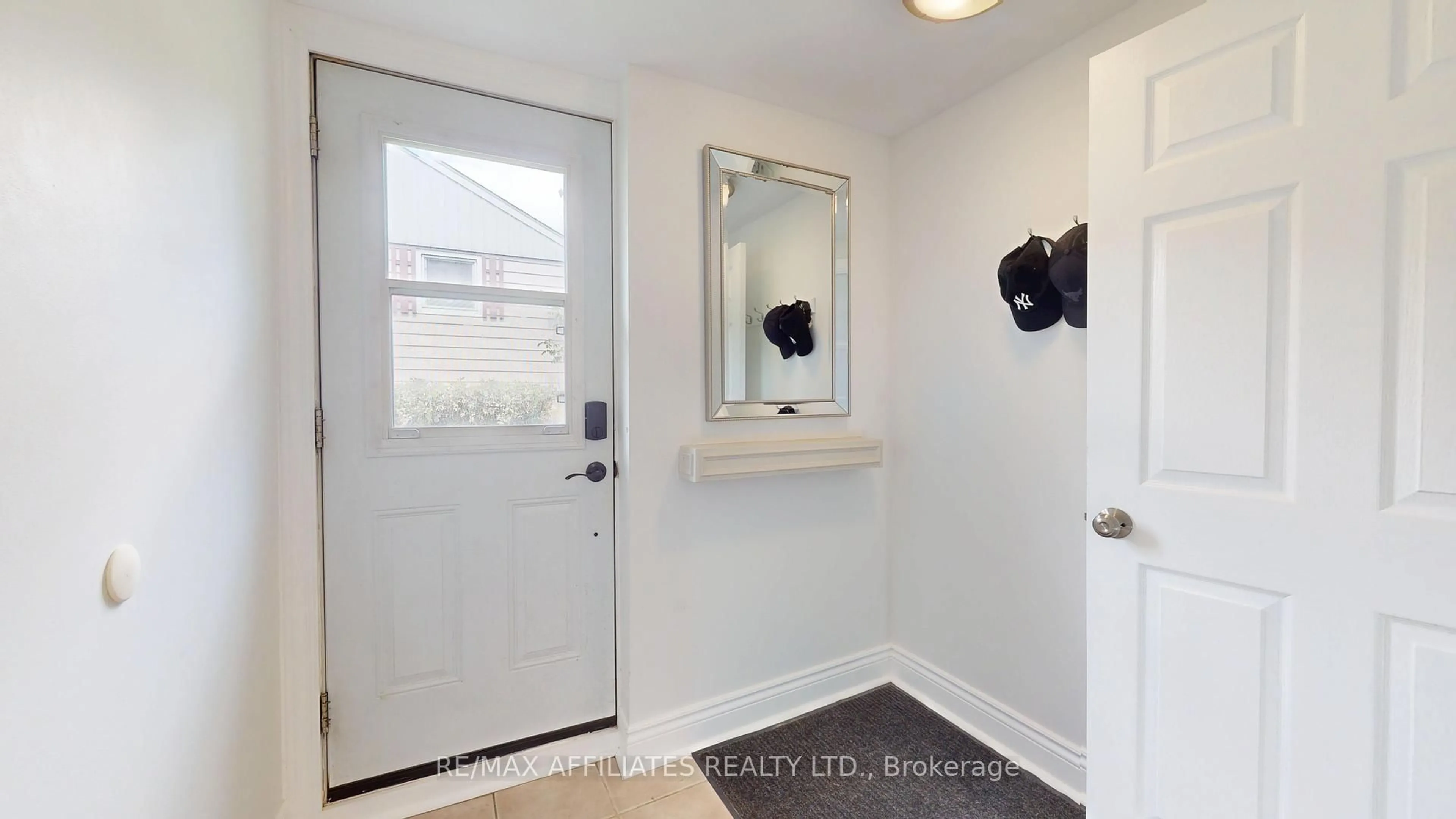 Indoor entryway for 1249 North Augusta Rd, Brockville Ontario K6V 5T2