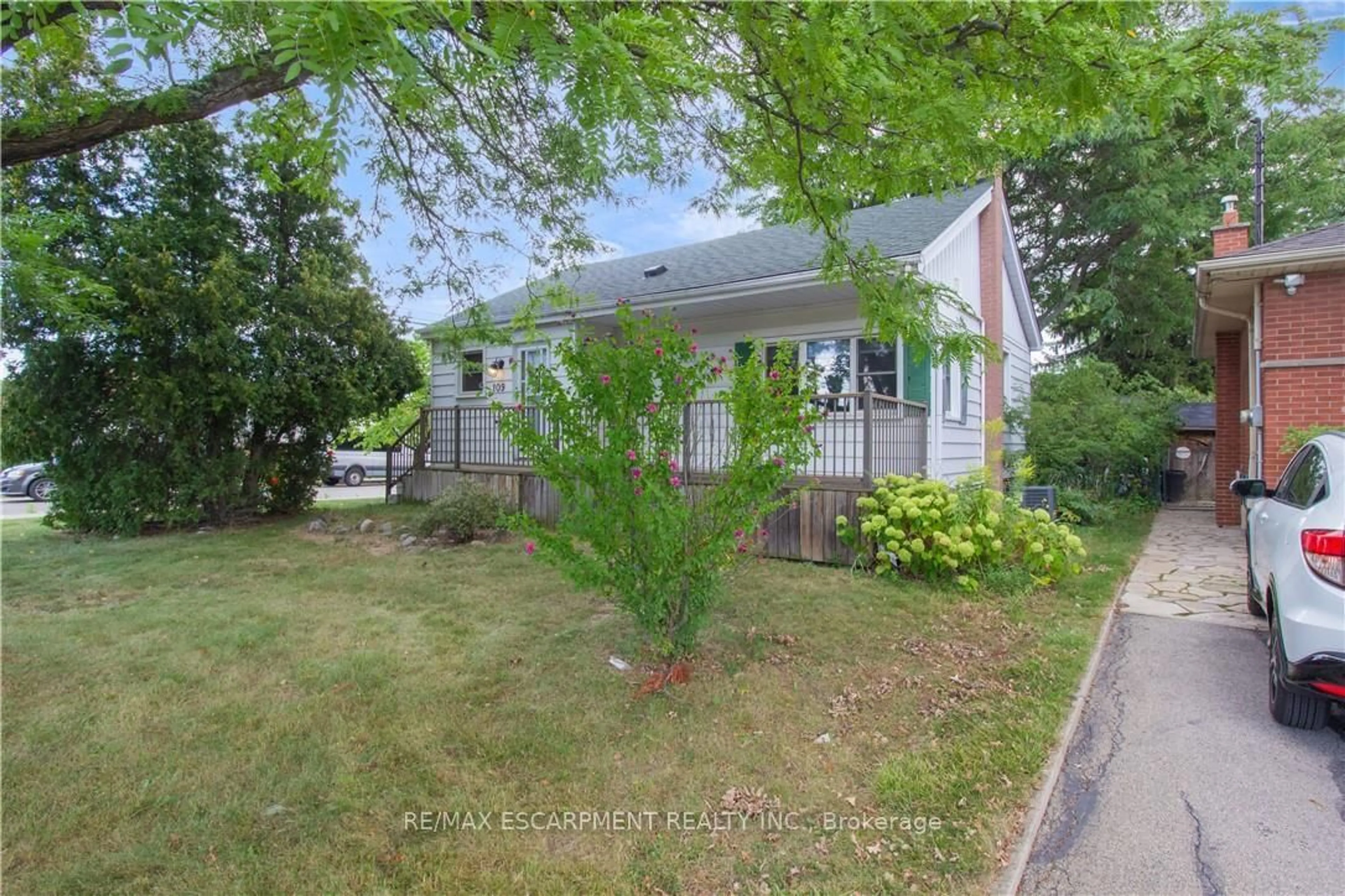 A pic from outside/outdoor area/front of a property/back of a property/a pic from drone, street for 109 TERRACE Dr, Hamilton Ontario L9A 2Y8