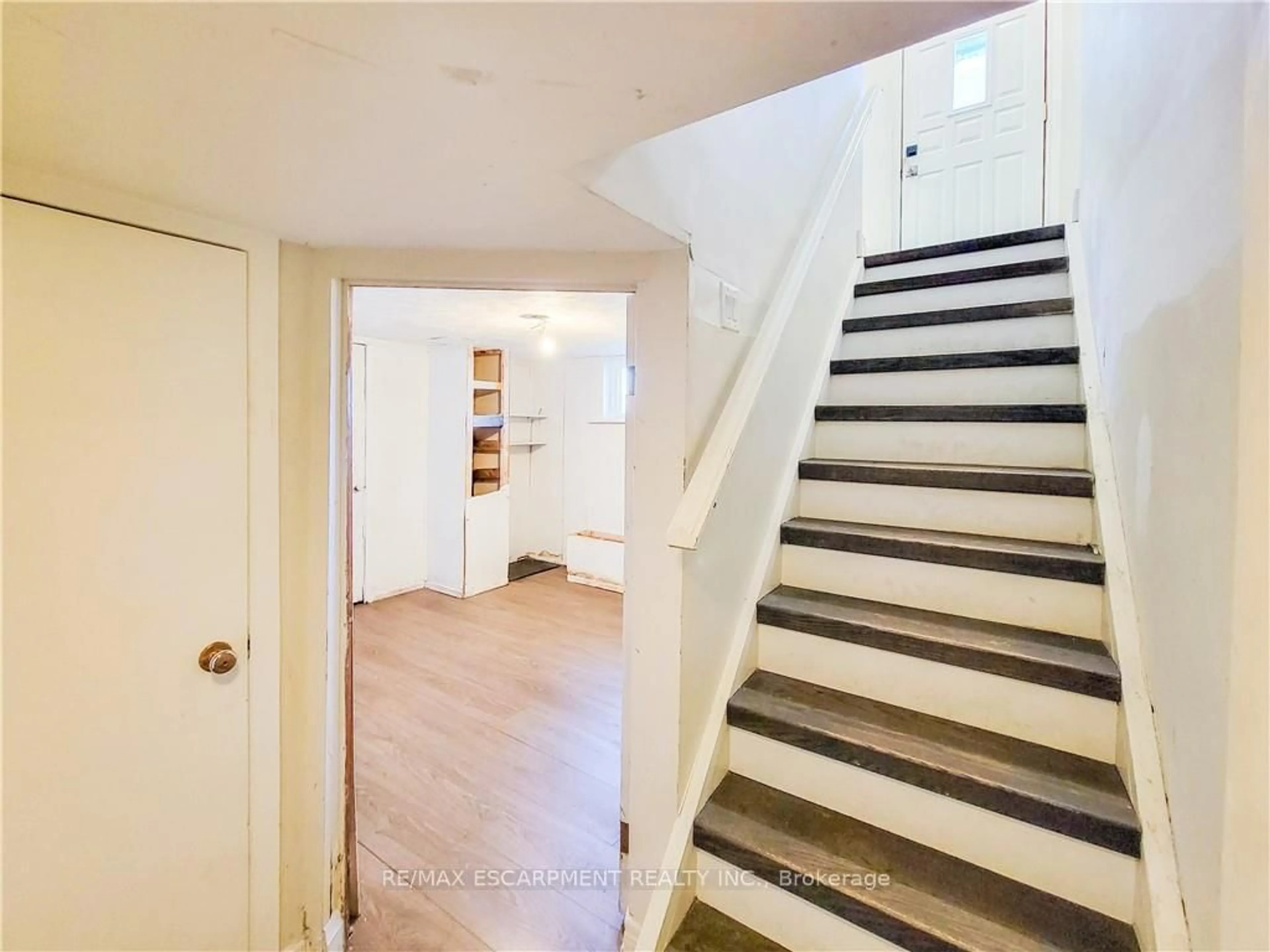 Stairs for 109 TERRACE Dr, Hamilton Ontario L9A 2Y8