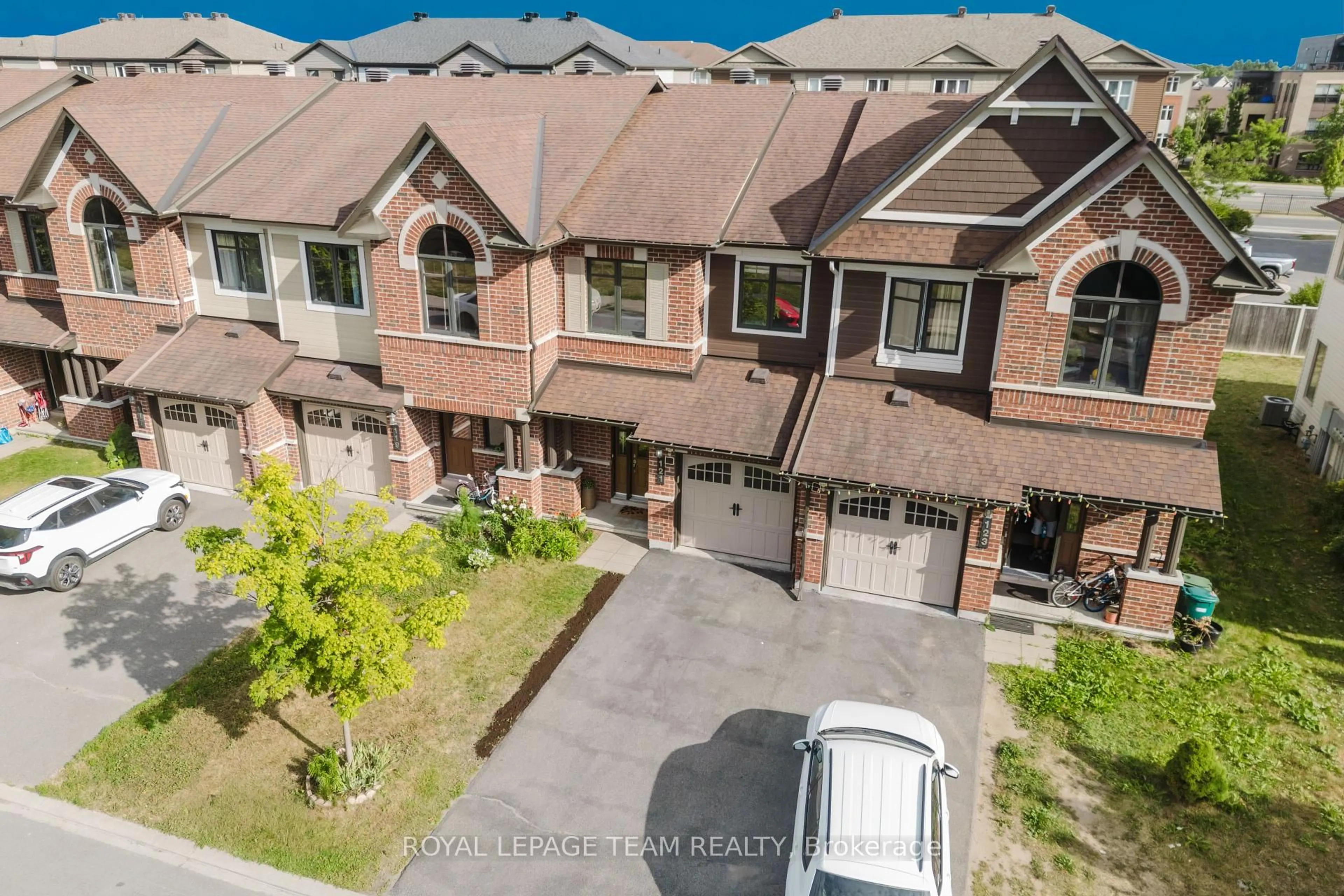 A pic from outside/outdoor area/front of a property/back of a property/a pic from drone, street for 121 Mancini Way, Ottawa Ontario K2J 5X3