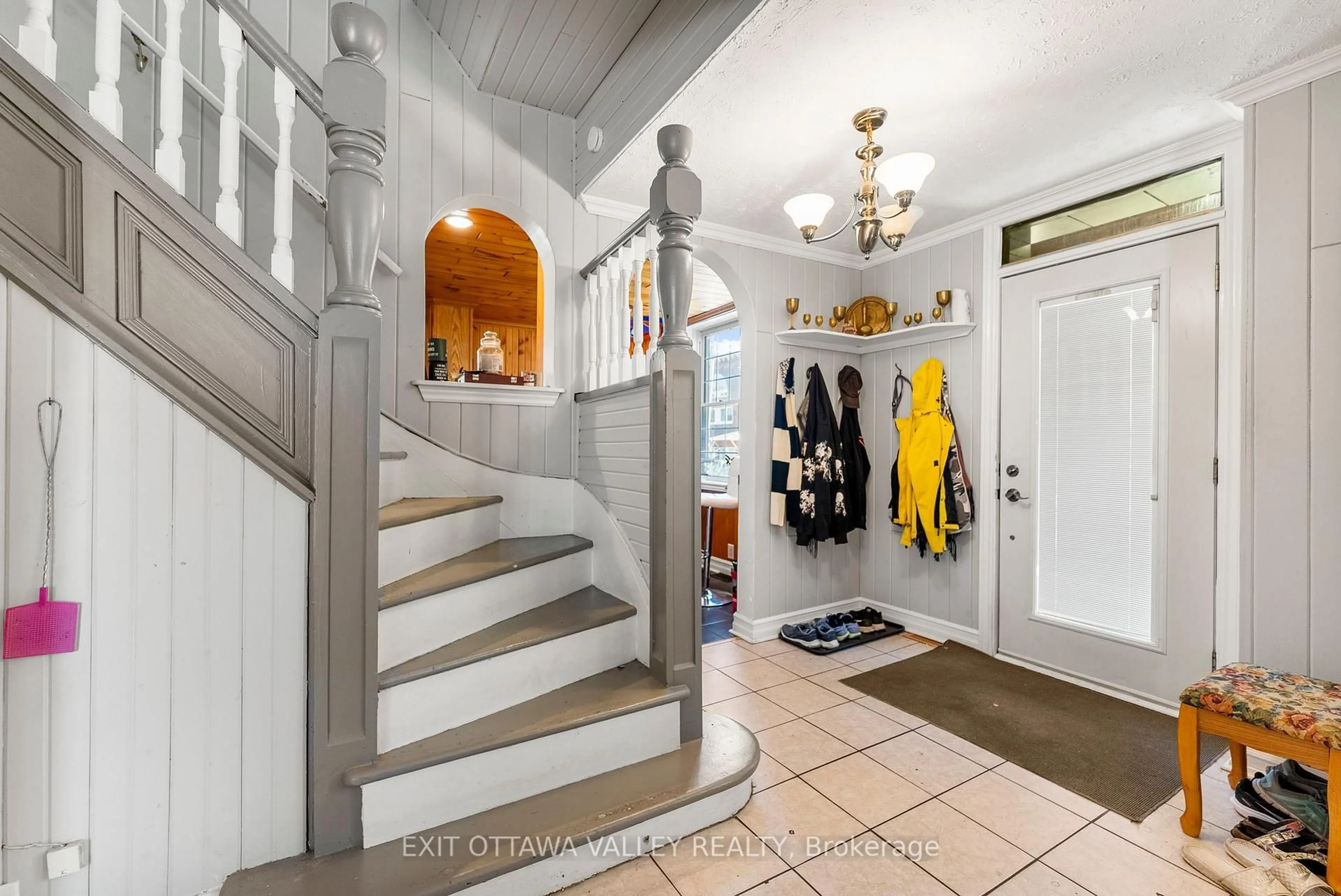 Indoor entryway for 310 Murray St, Pembroke Ontario K8A 4N9