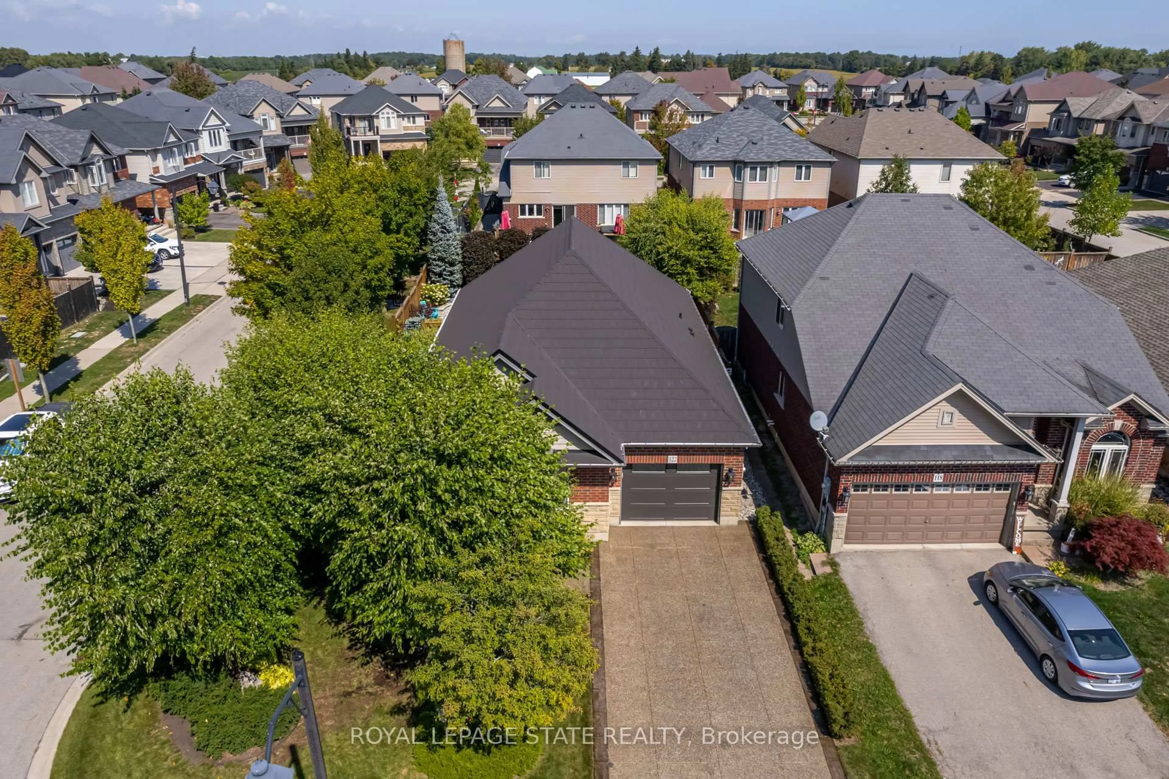 A pic from outside/outdoor area/front of a property/back of a property/a pic from drone, street for 122 Pumpkin Pass, Hamilton Ontario L0R 1C0