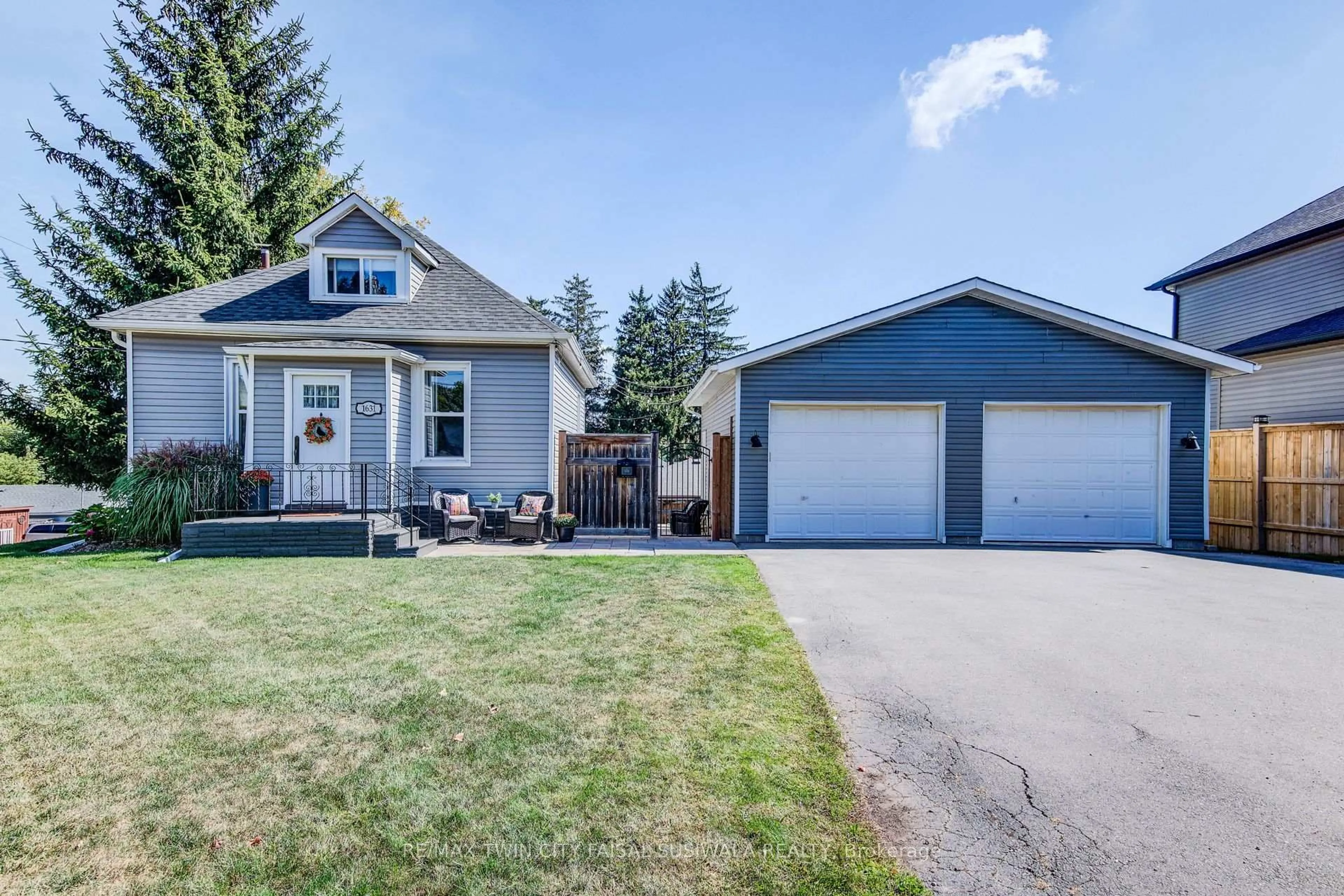 Home with vinyl exterior material, street for 1631 Franklin Blvd, Cambridge Ontario N3C 1P5