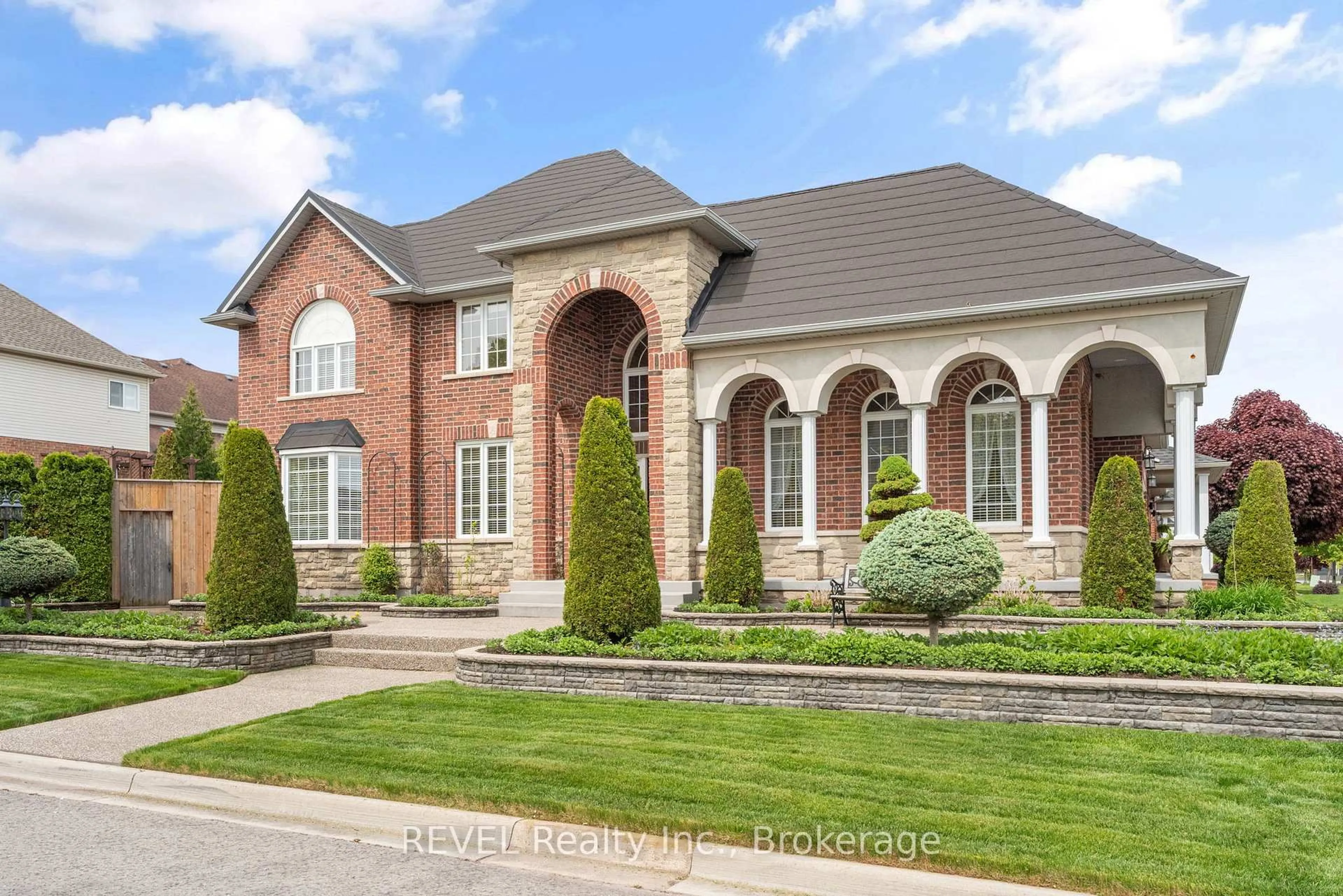 Home with brick exterior material, street for 42 Vinifera Dr, Grimsby Ontario L3M 5S1