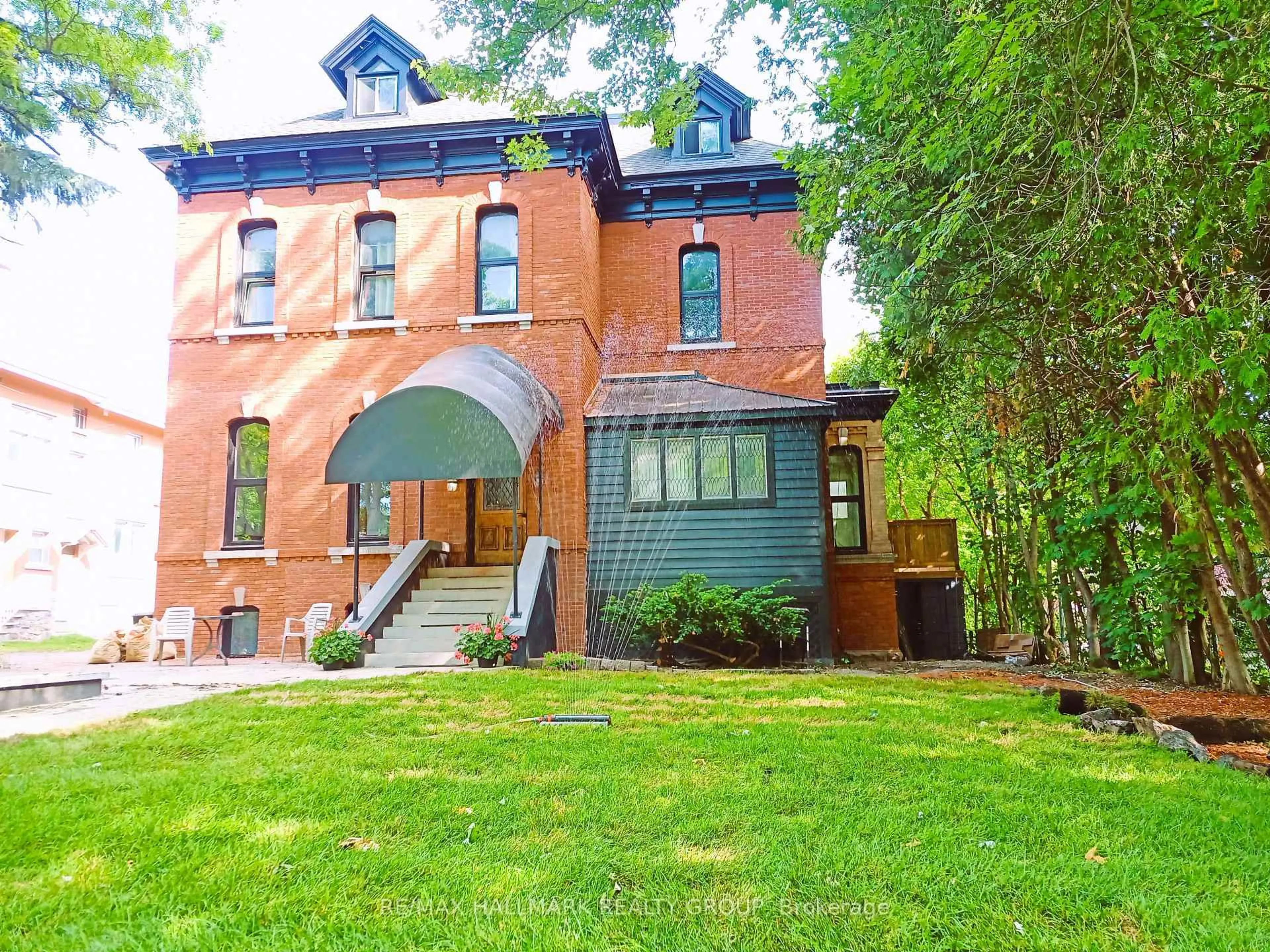 Home with brick exterior material, street for 460 Wilbrod St, Ottawa Ontario K1N 6M8