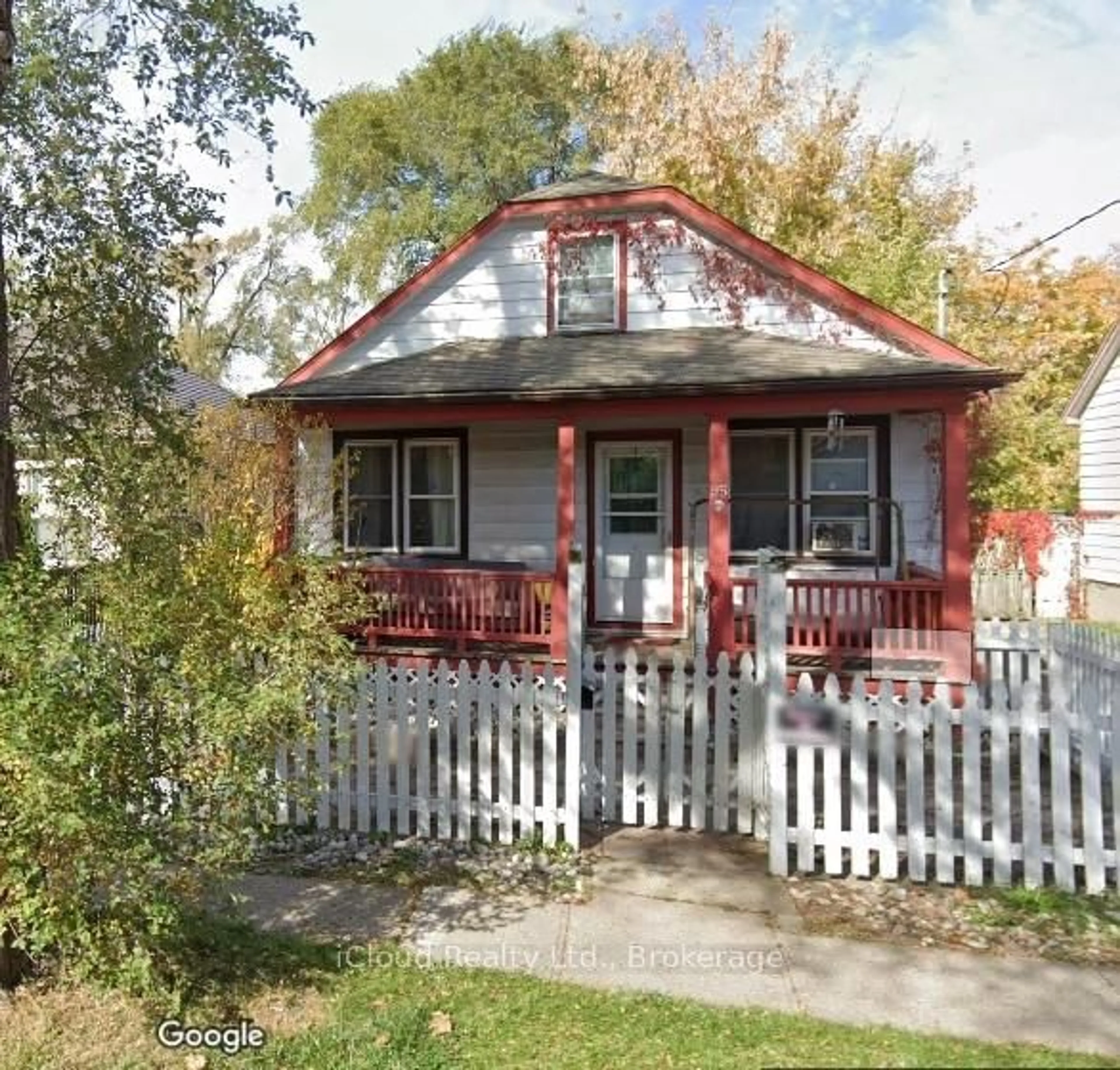 Home with vinyl exterior material, street for 95 Chetwood St, St. Catharines Ontario L2S 2A6