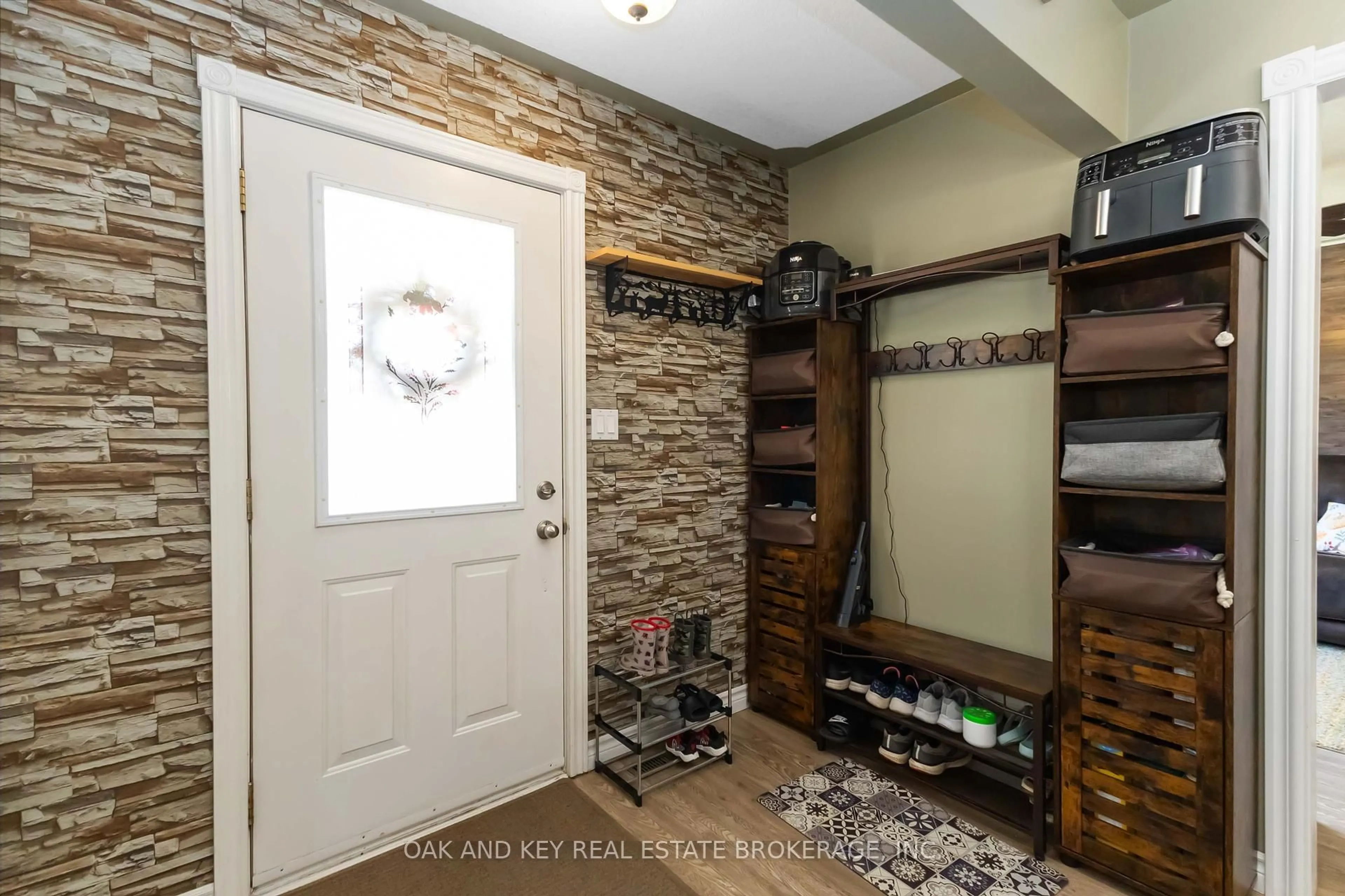 Indoor entryway for 8 Grace Crt, Aylmer Ontario N5H 3G6