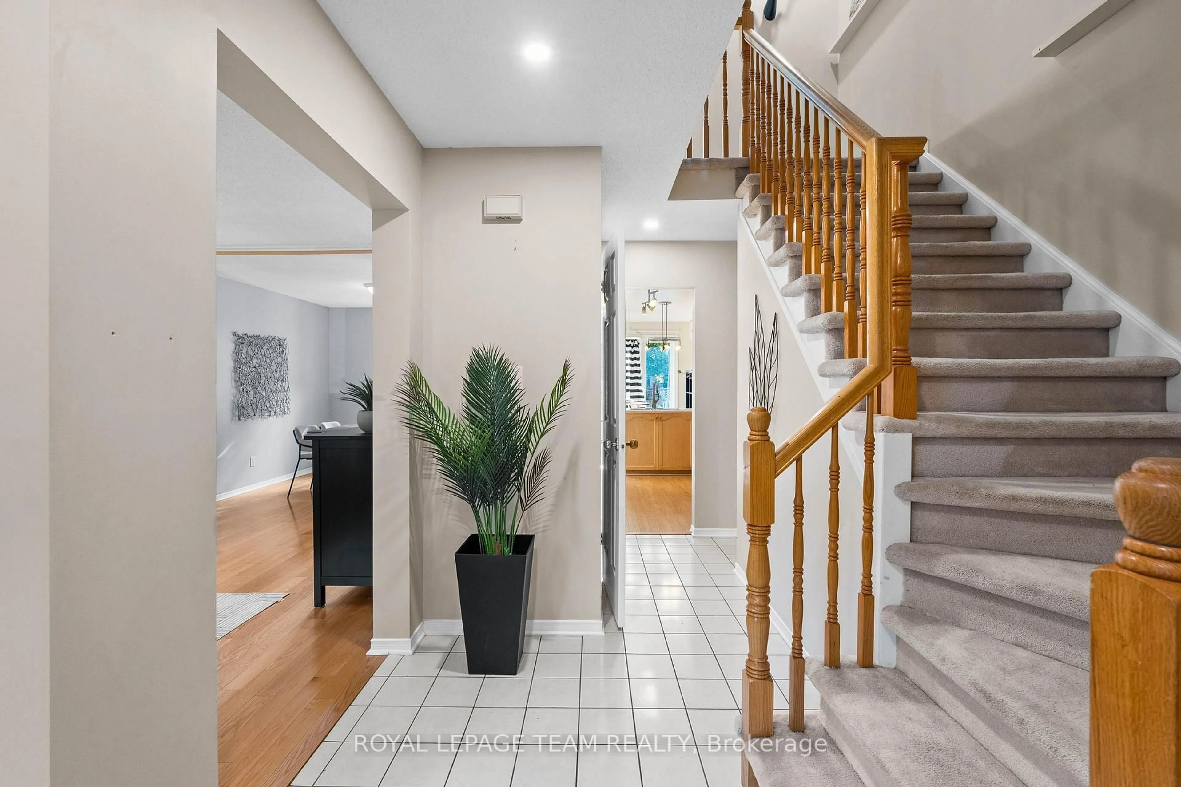 Indoor foyer for 16 BATON Crt, Kanata Ontario K2L 4C8