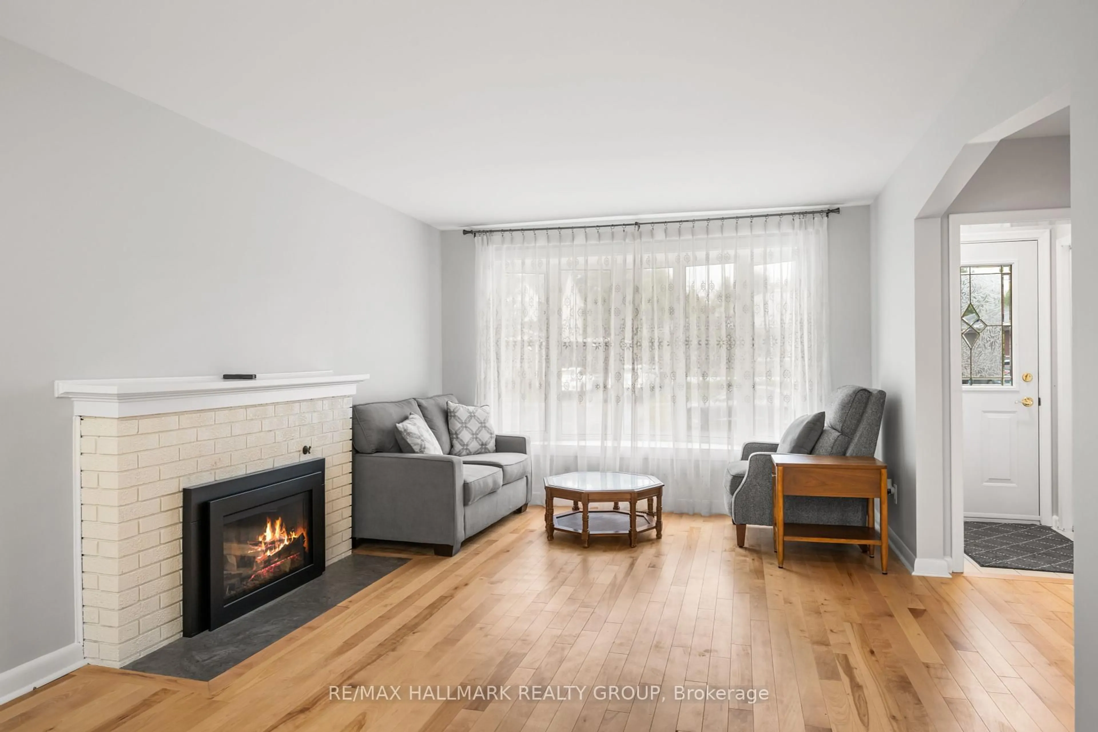 Living room with furniture, wood/laminate floor for 853 CHAPMAN Blvd, Ottawa Ontario K1G 1V1