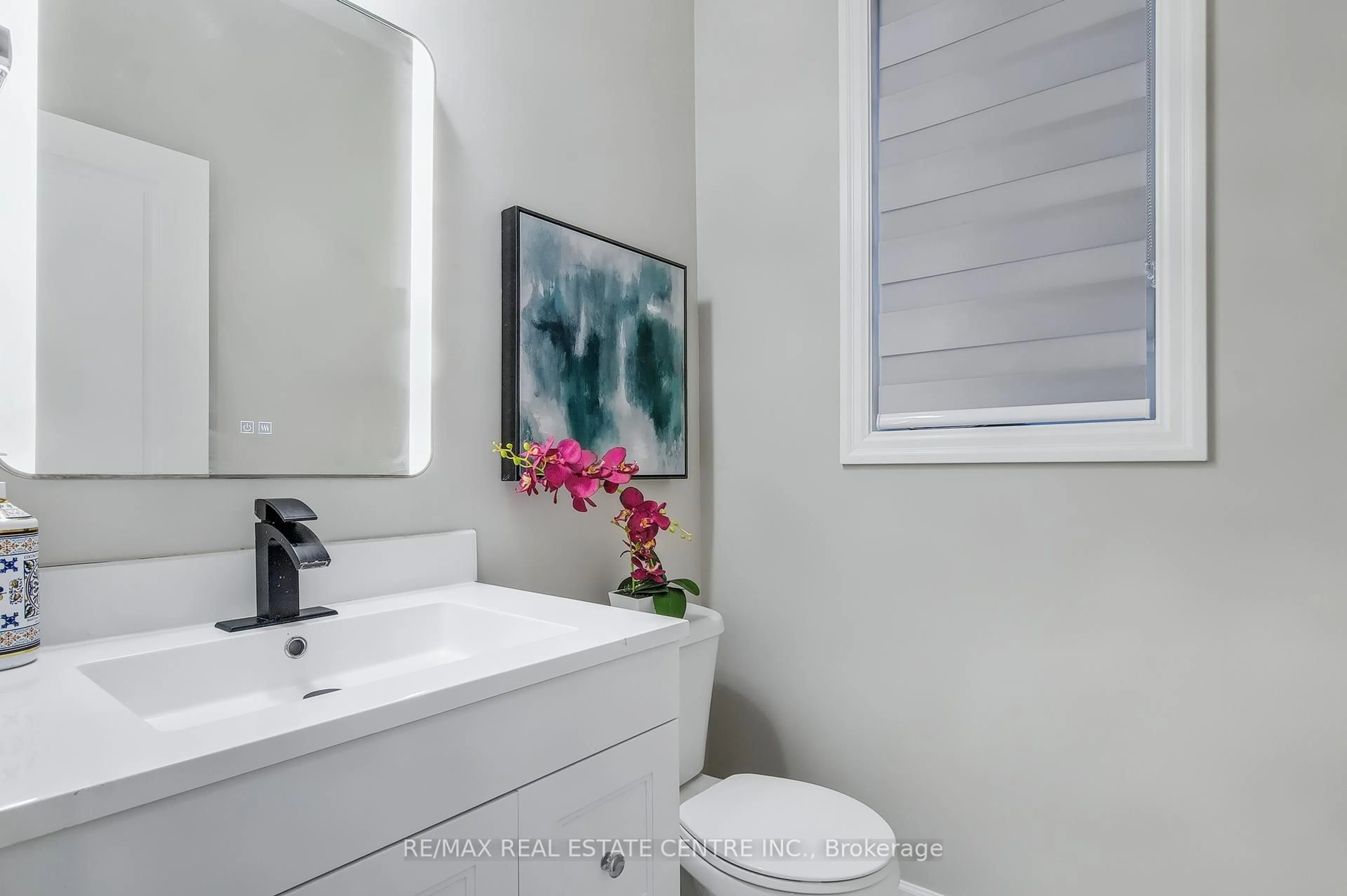 Contemporary bathroom, ceramic/tile floor for 162 Mountain Holly Crt, Waterloo Ontario N2V 0E1