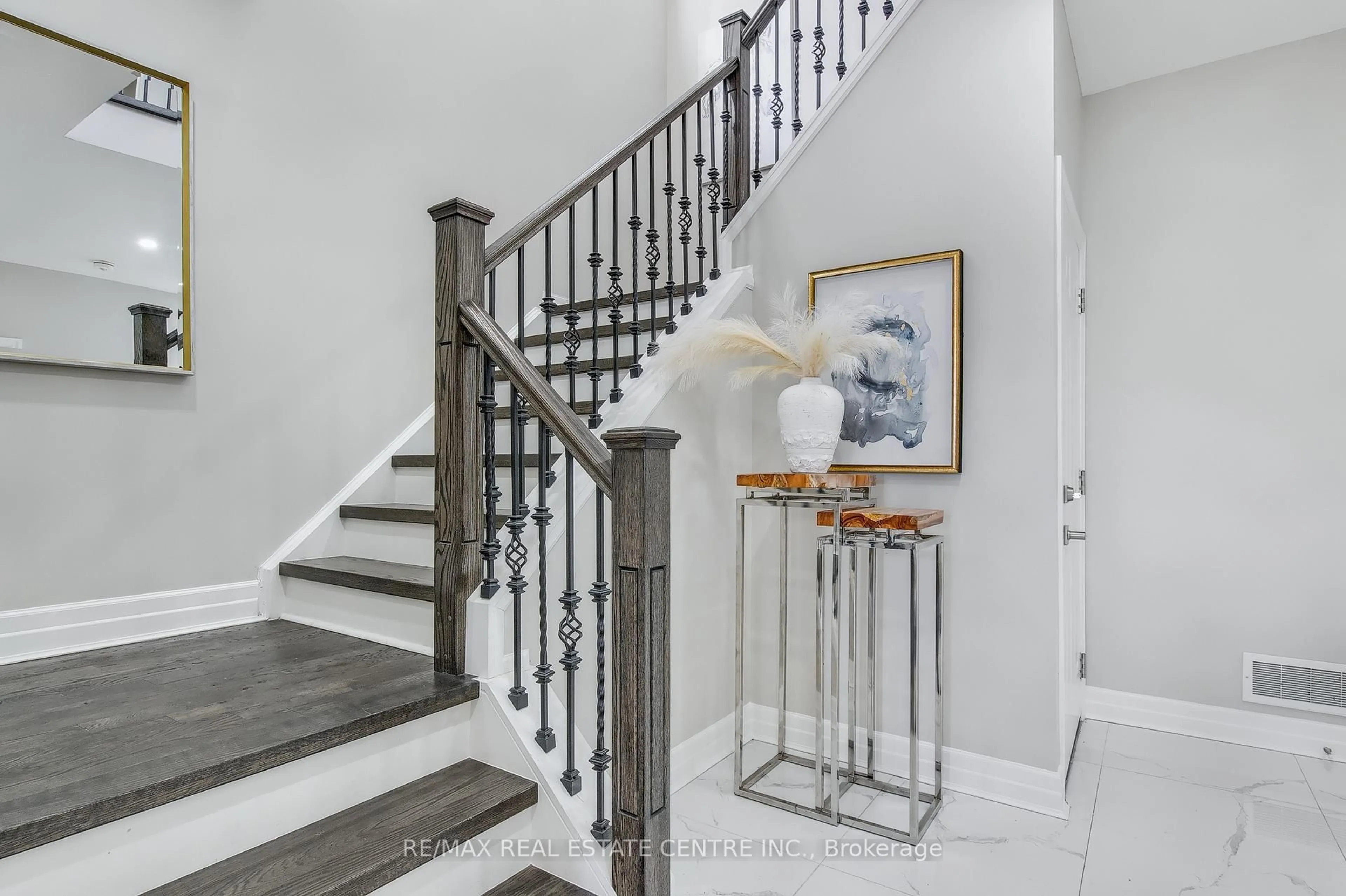 Stairs for 162 Mountain Holly Crt, Waterloo Ontario N2V 0E1