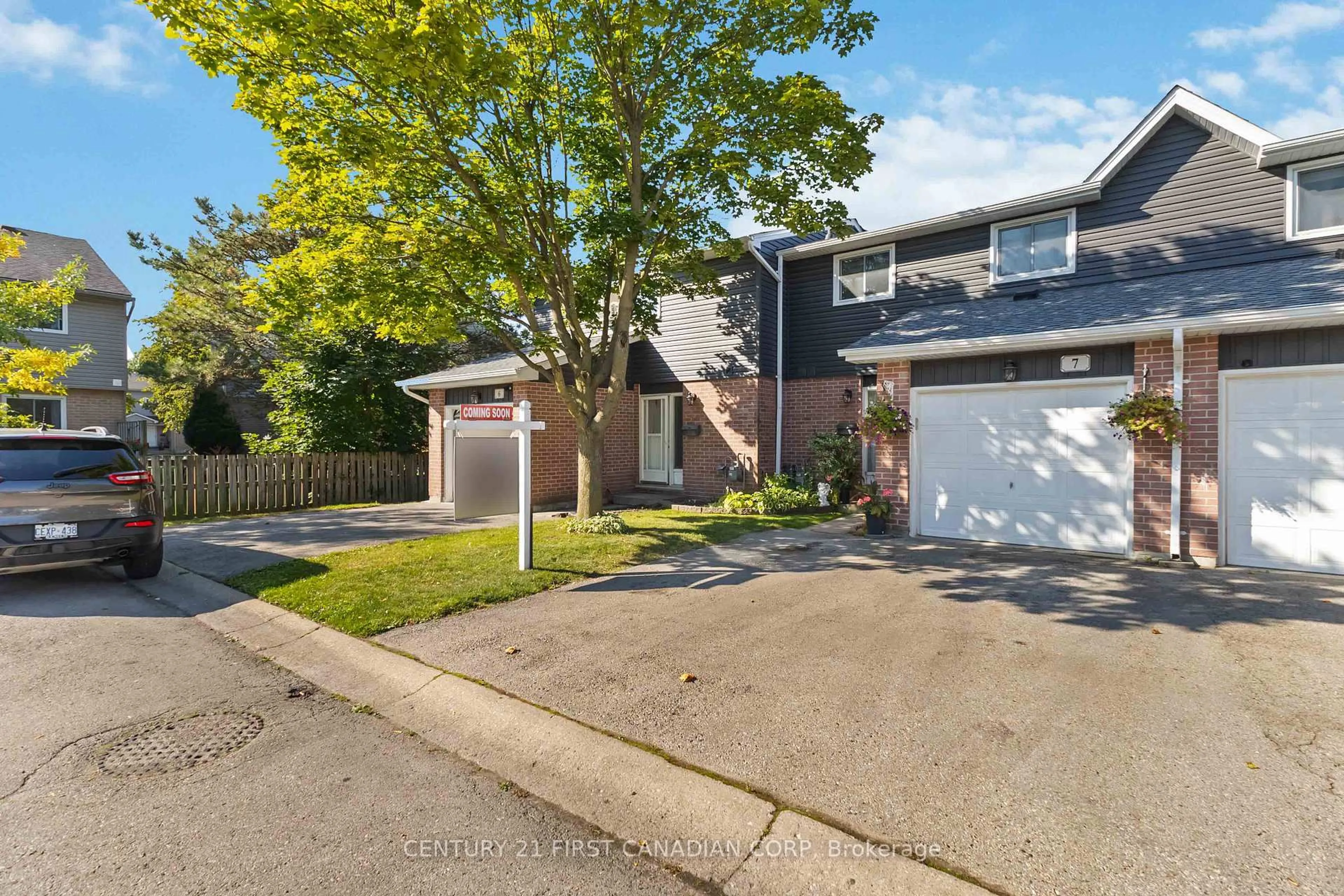 A pic from outside/outdoor area/front of a property/back of a property/a pic from drone, street for 131 Bonaventure Dr #7, London East Ontario N5V 4H8