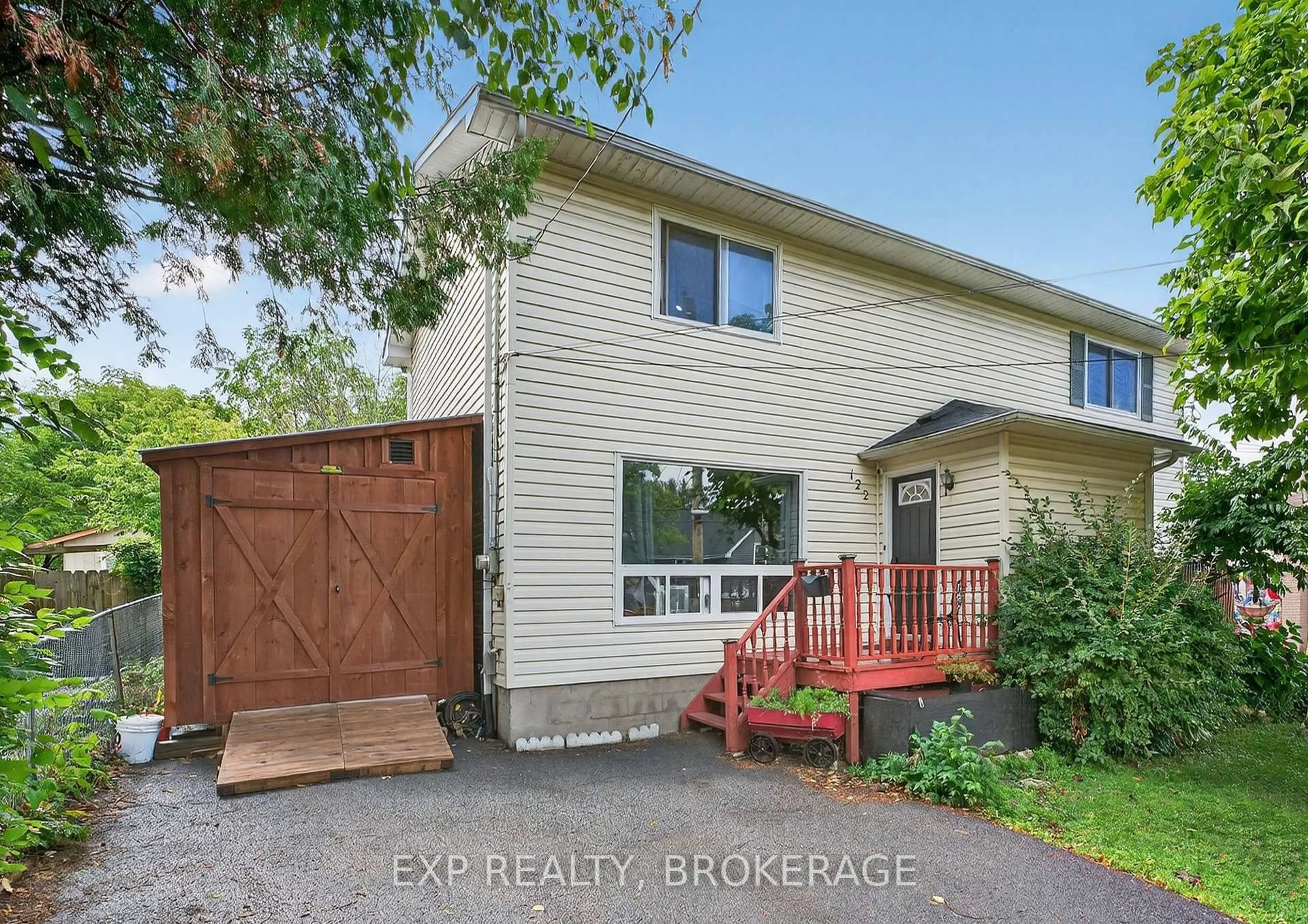 A pic from outside/outdoor area/front of a property/back of a property/a pic from drone, street for 122 BIRCH St, Gananoque Ontario K7G 2T4