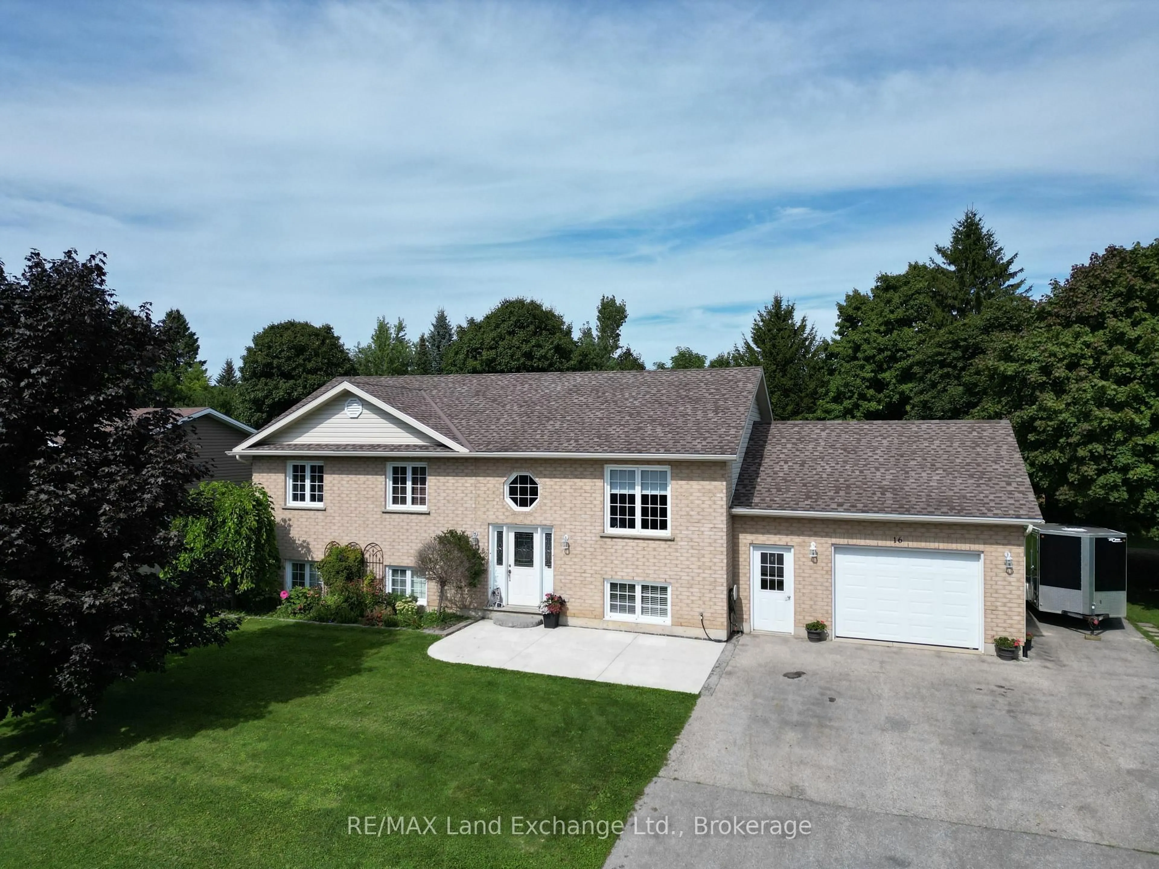 A pic from outside/outdoor area/front of a property/back of a property/a pic from drone, street for 16 Maple St, Kincardine Ontario N0G 2T0