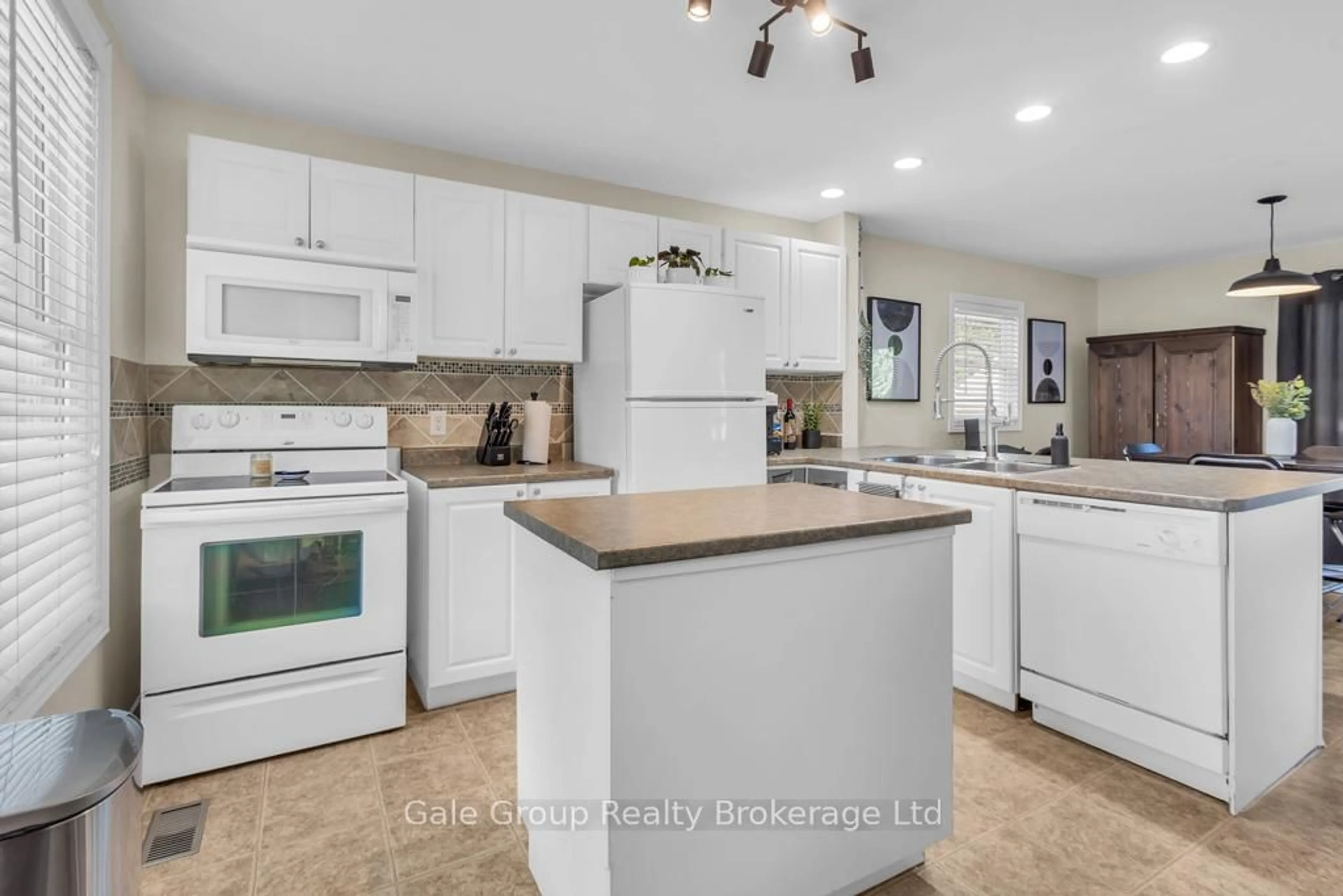 Open concept kitchen, ceramic/tile floor for 17 ARTHUR St, Woodstock Ontario N4S 7G9